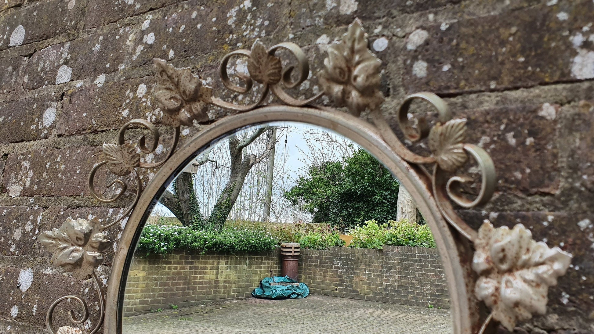 Classic Leaf Metal Vintage Retro1960’s Round Decorative Wall Mirror