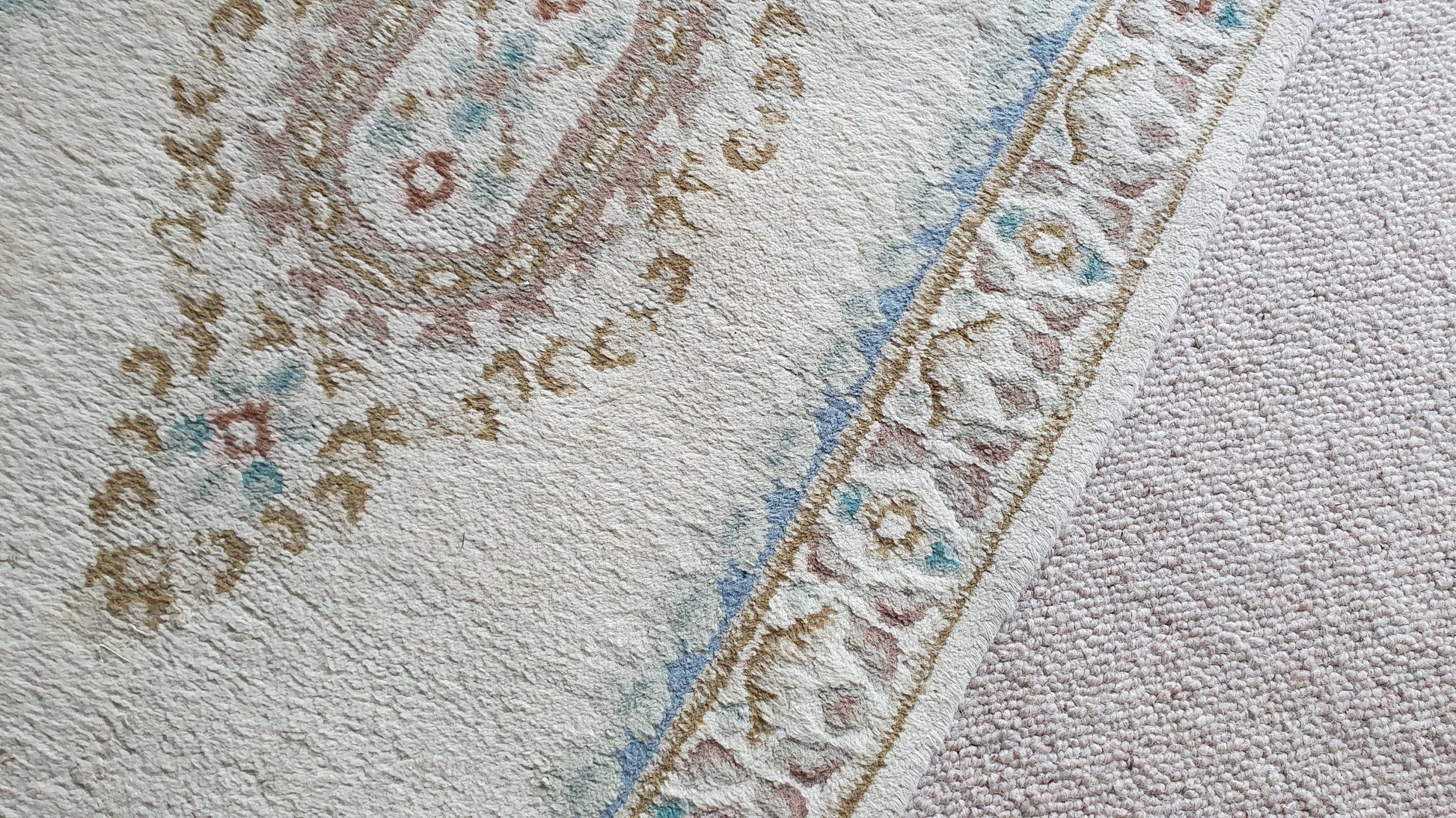 Wool Thick Traditional Design Comfortable Classic Cream, Blue Rug. Multiple Colours.