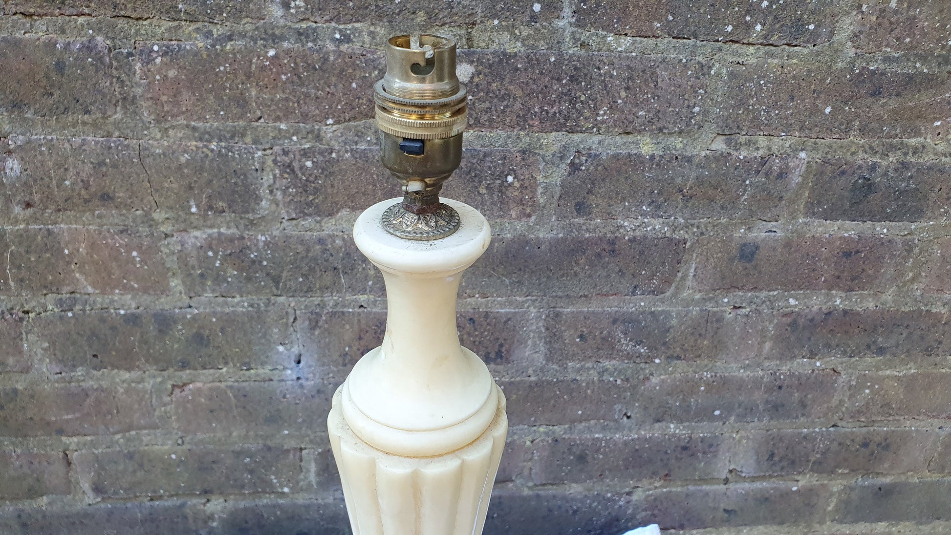 Grand Vintage Retro Onyx Table Lamp. Cream Yellow