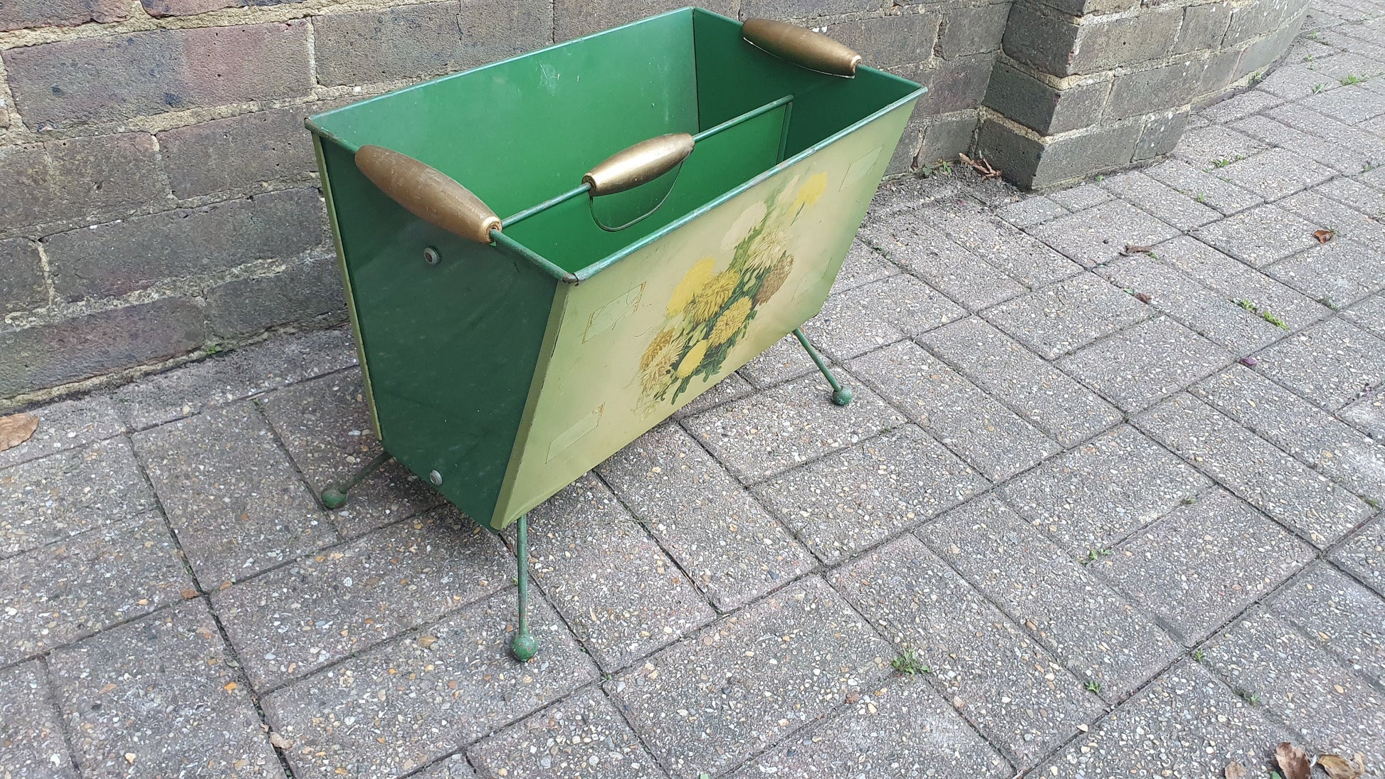 Vintage Retro Metal Magazine Rack Flower Decoration Atomic Feet.