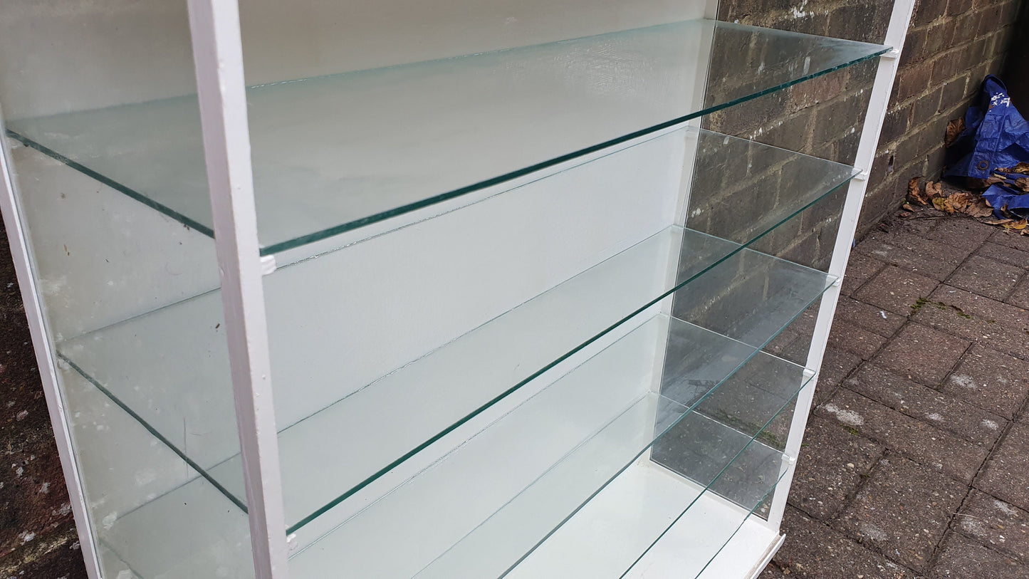 Vintage 50’s Retro Display Collectors Cabinet.