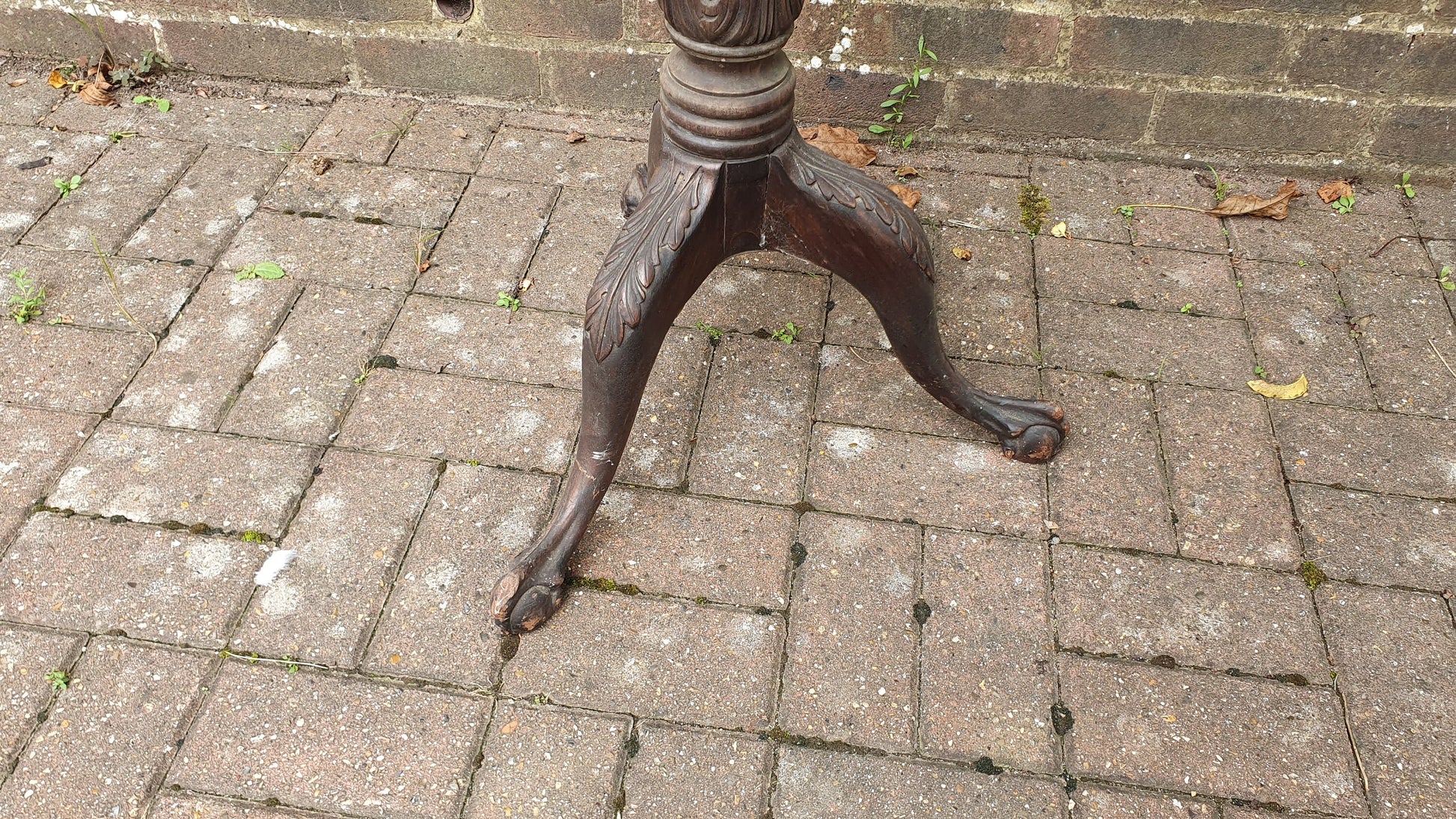 Beautiful Vintage Tall Carved Mahogany Torchere / Plant Stand On Tripod Legs Acorn Decoration