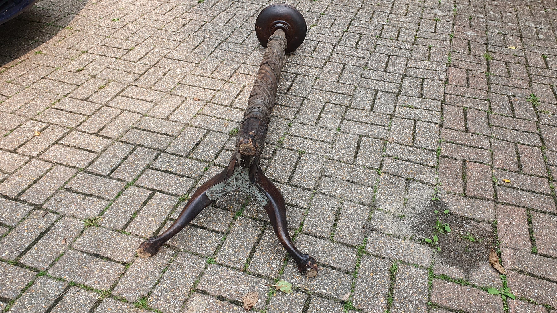 Beautiful Vintage Tall Carved Mahogany Torchere / Plant Stand On Tripod Legs Acorn Decoration