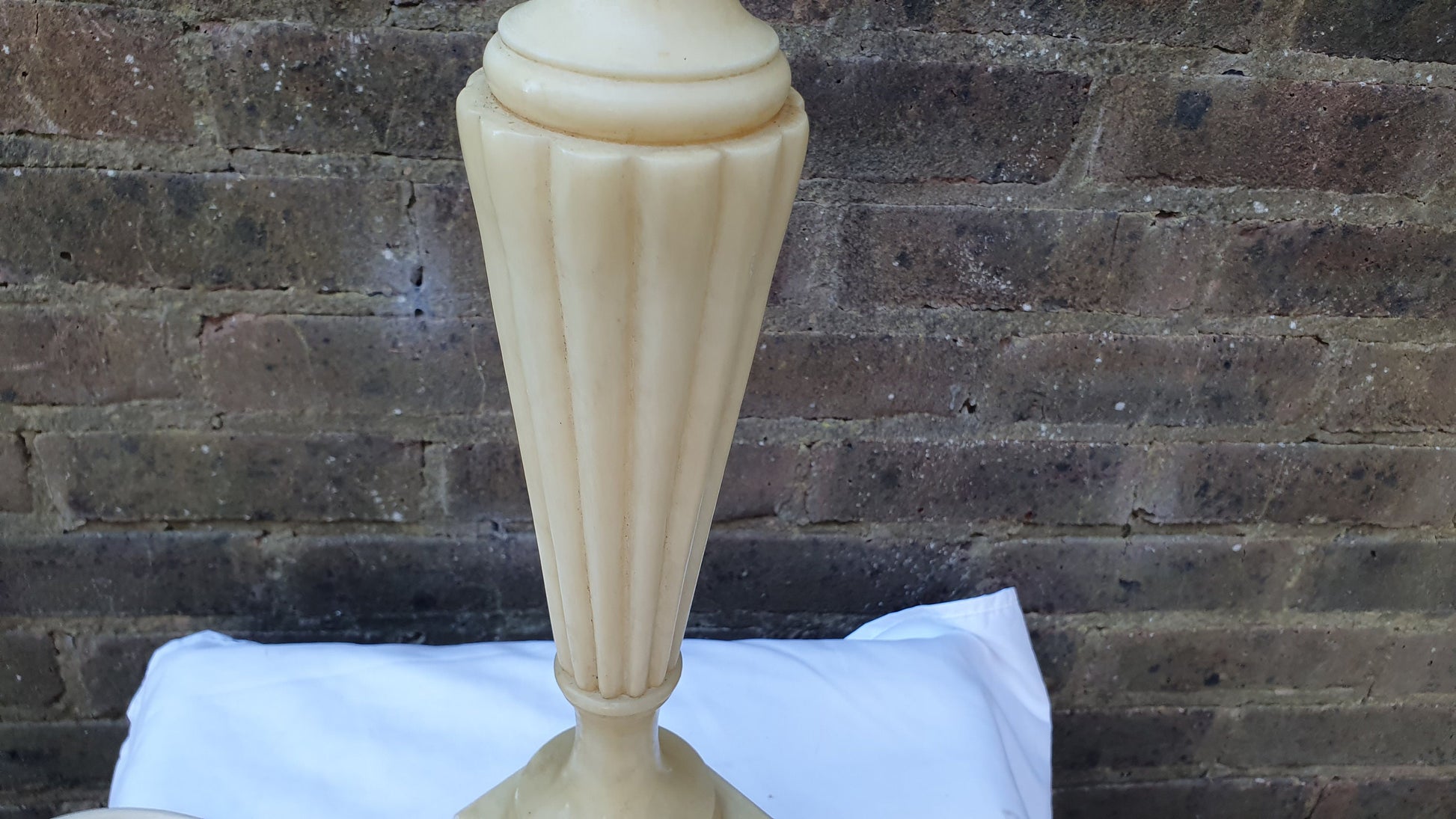 Grand Vintage Retro Onyx Table Lamp. Cream Yellow