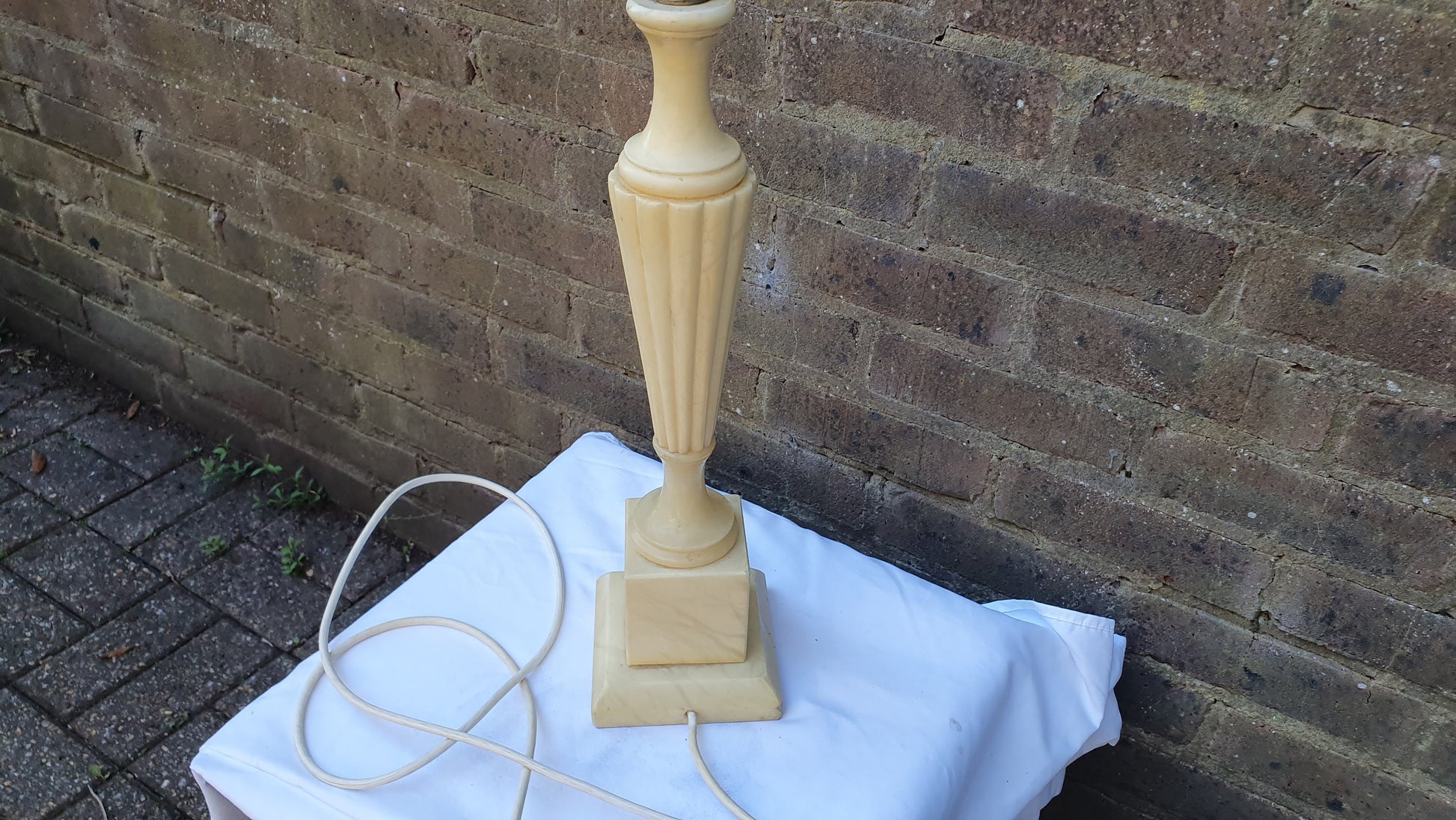Grand Vintage Retro Onyx Table Lamp. Cream Yellow