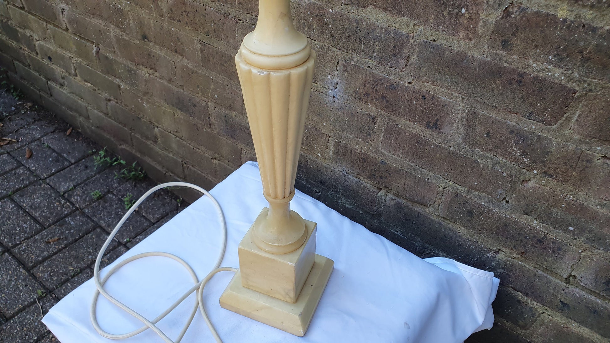 Grand Vintage Retro Onyx Table Lamp. Cream Yellow