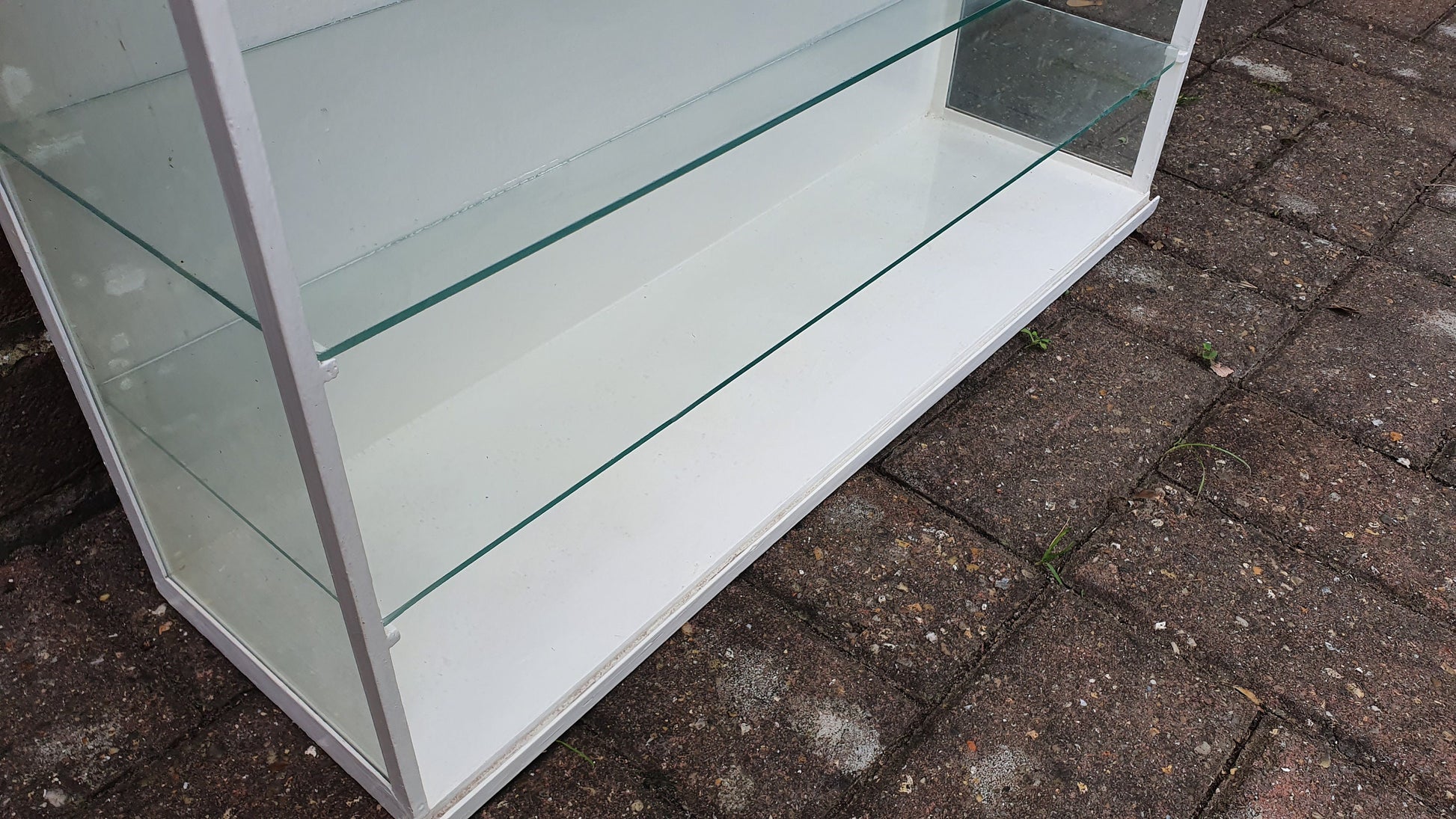 Vintage 50’s Retro Display Collectors Cabinet.