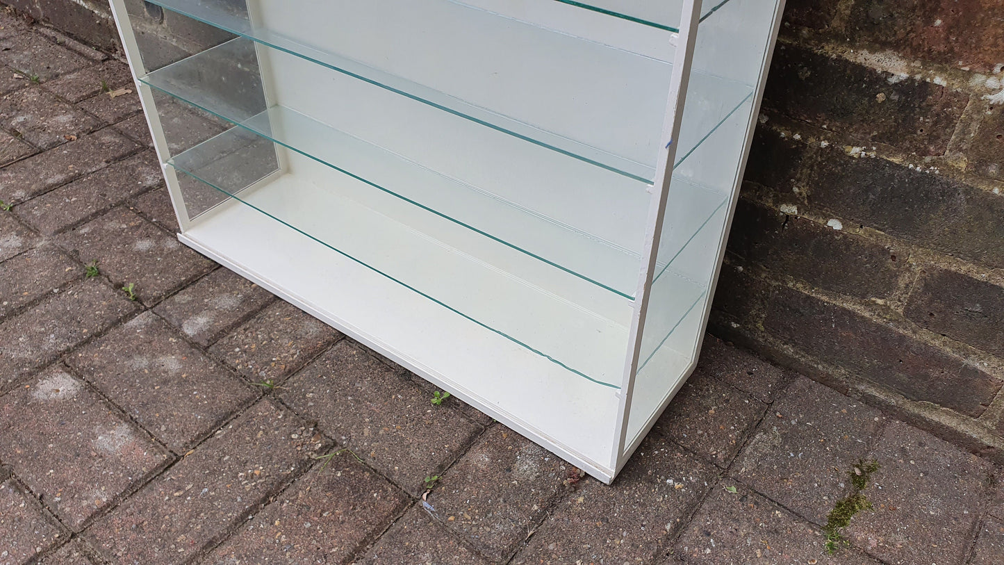Vintage 50’s Retro Display Collectors Cabinet.