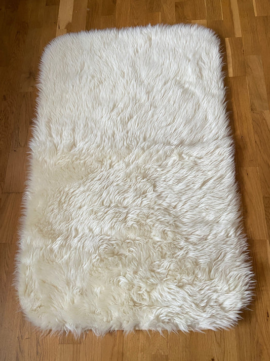 Faux Vegan Sheepskin Rug / Shaggy Rug- vintage and great condition (120cm x 76cm)