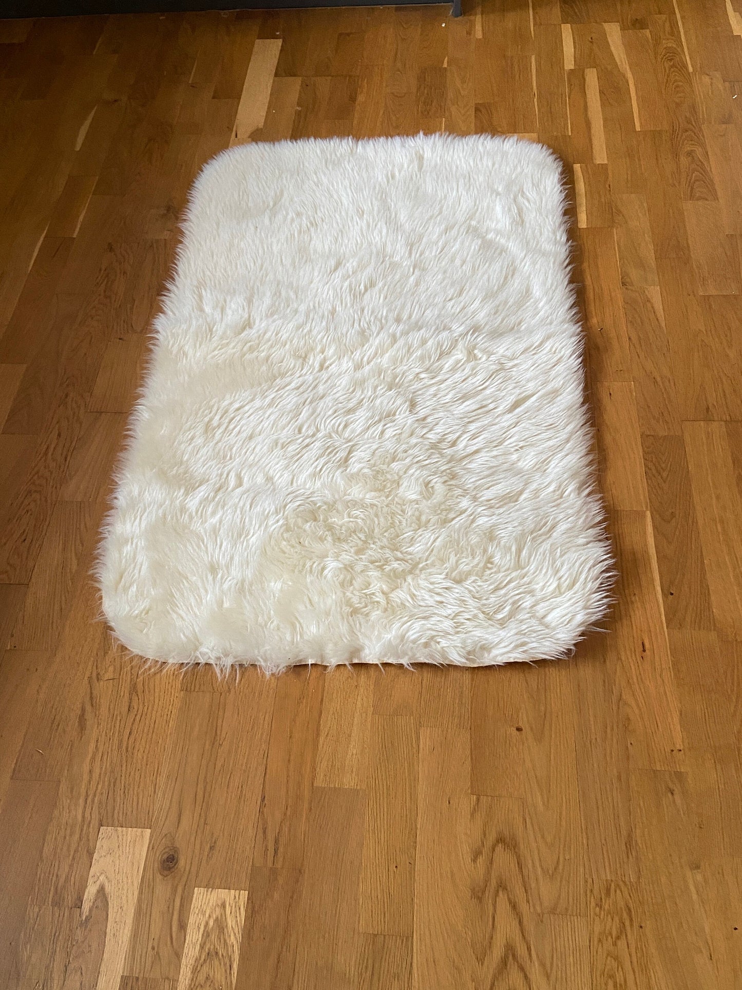 Faux Vegan Sheepskin Rug / Shaggy Rug- vintage and great condition (120cm x 76cm)