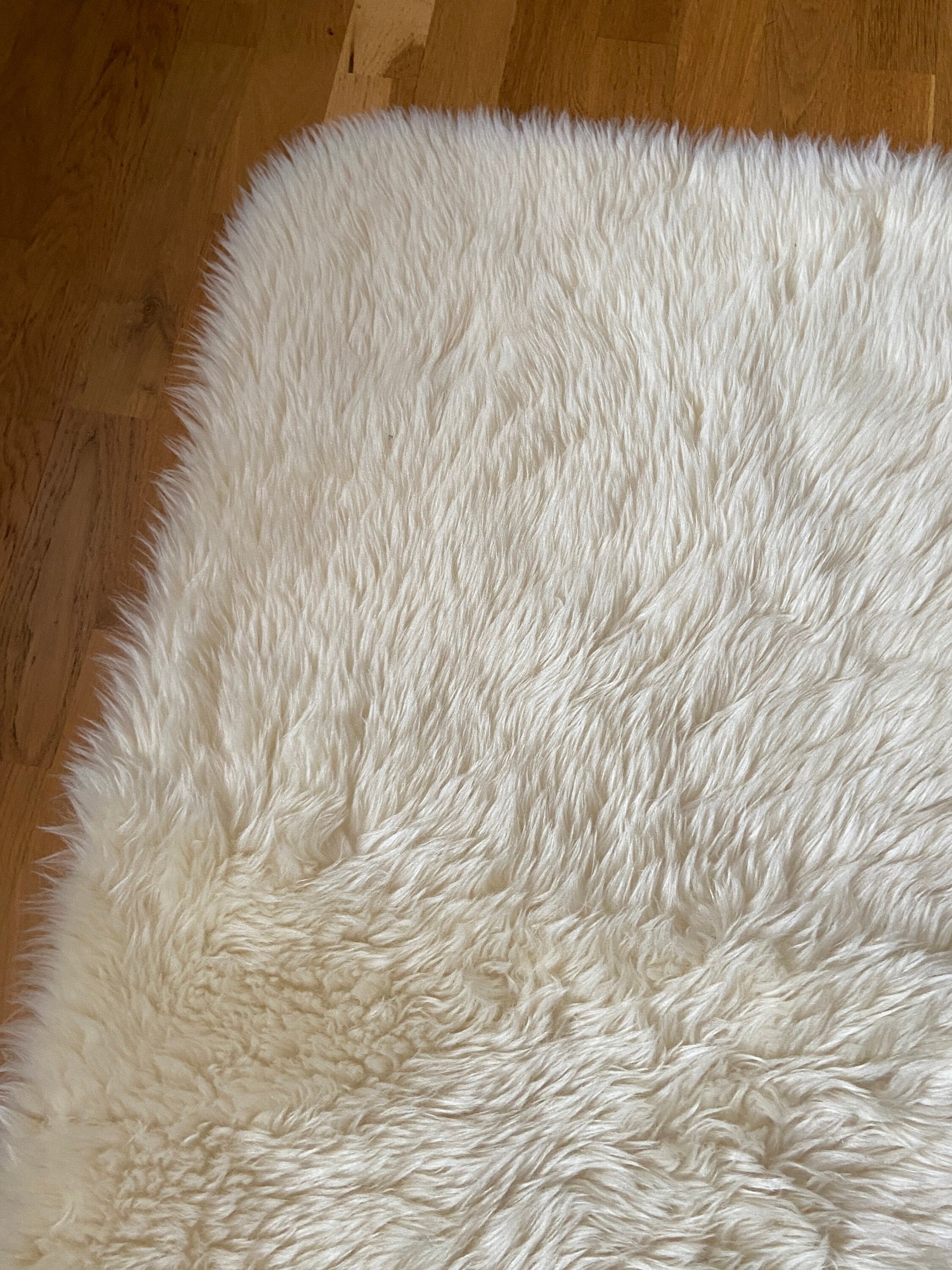 Faux Vegan Sheepskin Rug / Shaggy Rug- vintage and great condition (120cm x 76cm)