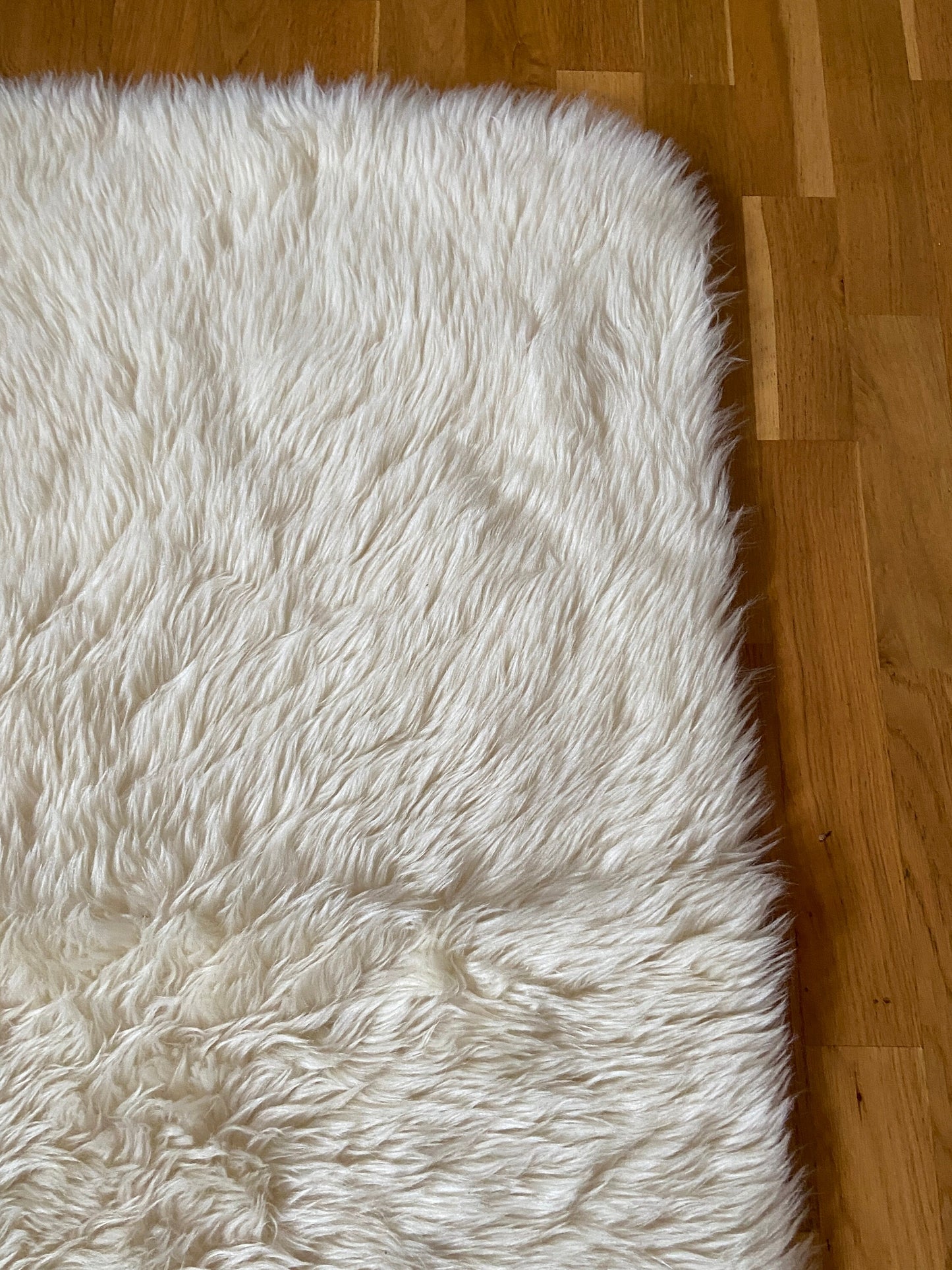 Faux Vegan Sheepskin Rug / Shaggy Rug- vintage and great condition (120cm x 76cm)