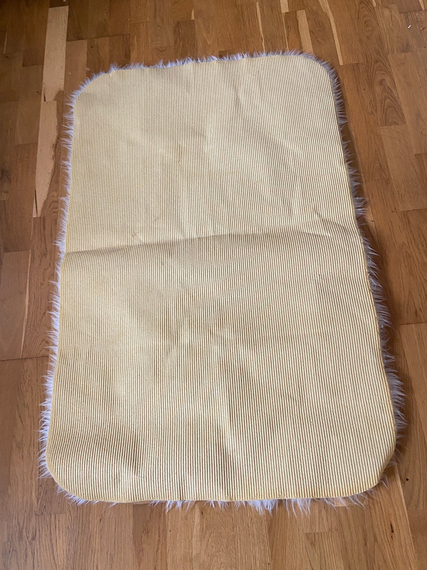Faux Vegan Sheepskin Rug / Shaggy Rug- vintage and great condition (120cm x 76cm)