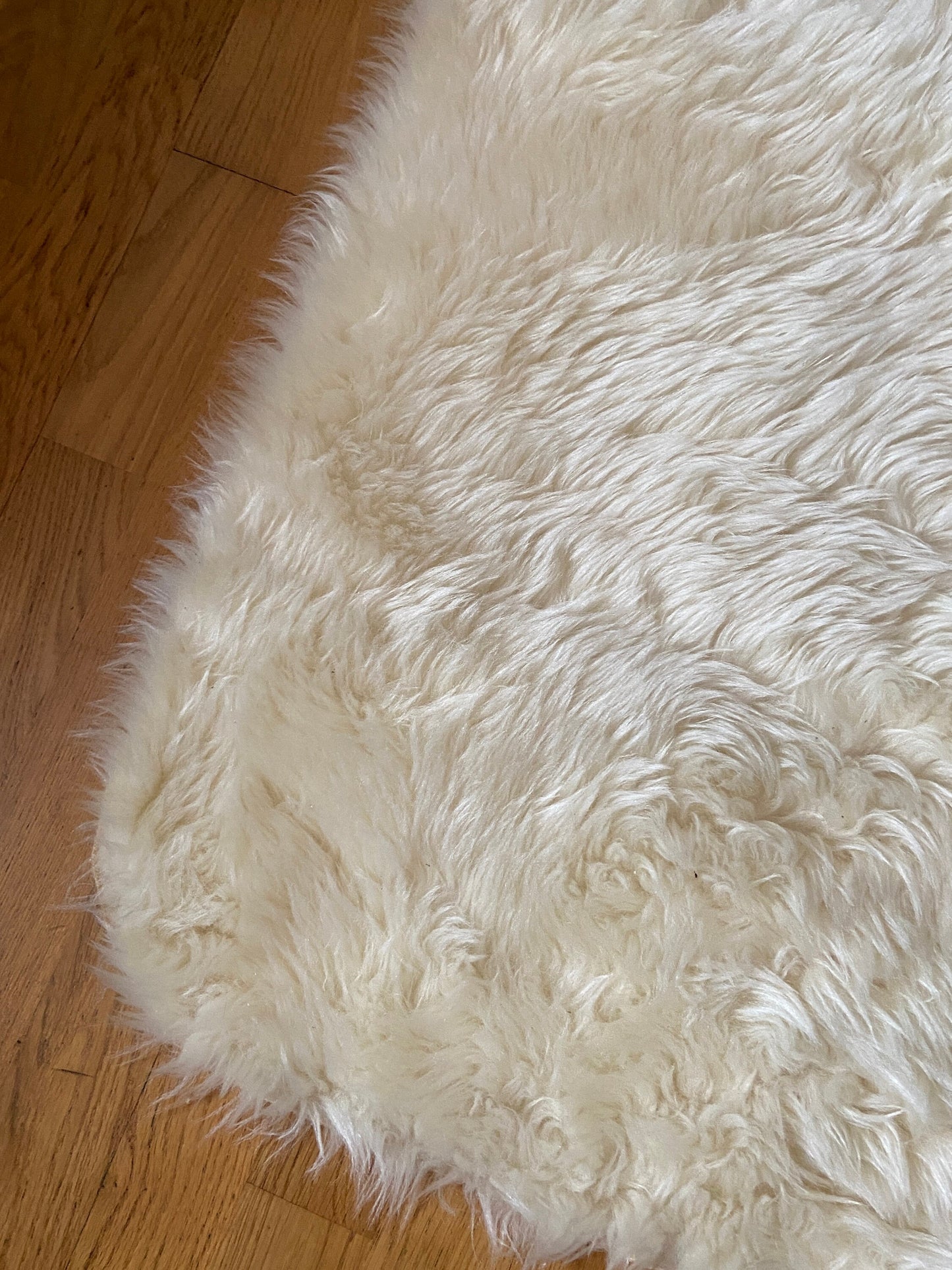 Faux Vegan Sheepskin Rug / Shaggy Rug- vintage and great condition (120cm x 76cm)