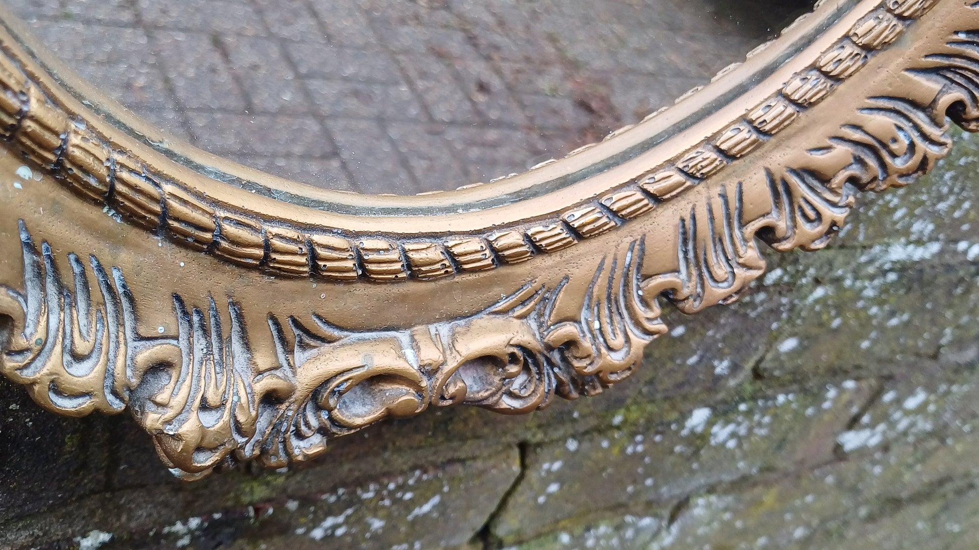 Vintage 60’s Ornate Oval Gold Gilt Decorative Mirror.