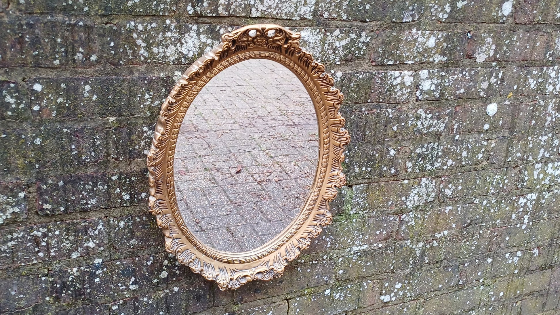Vintage 60’s Ornate Oval Gold Gilt Decorative Mirror.