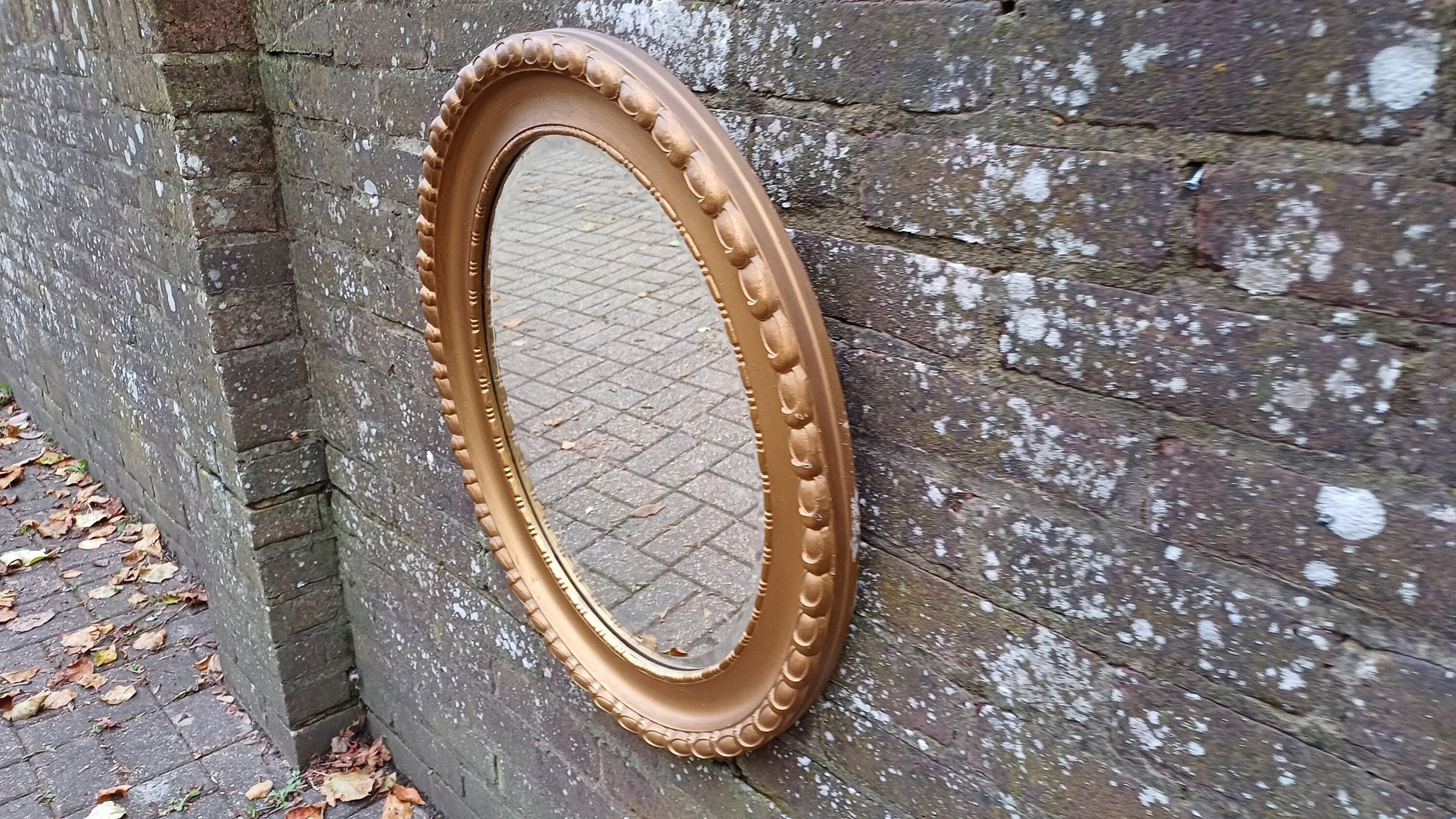 Superb Vintage Oval Chunky Gold Gilt Wall Mirror.