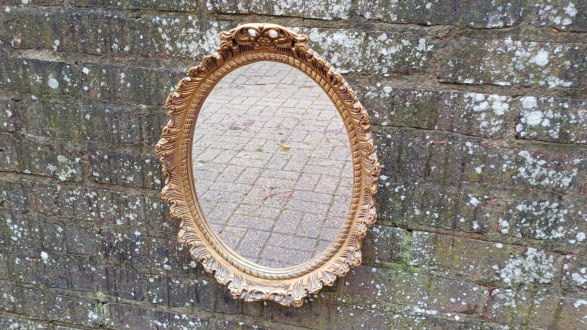 Vintage 60’s Ornate Oval Gold Gilt Decorative Mirror.