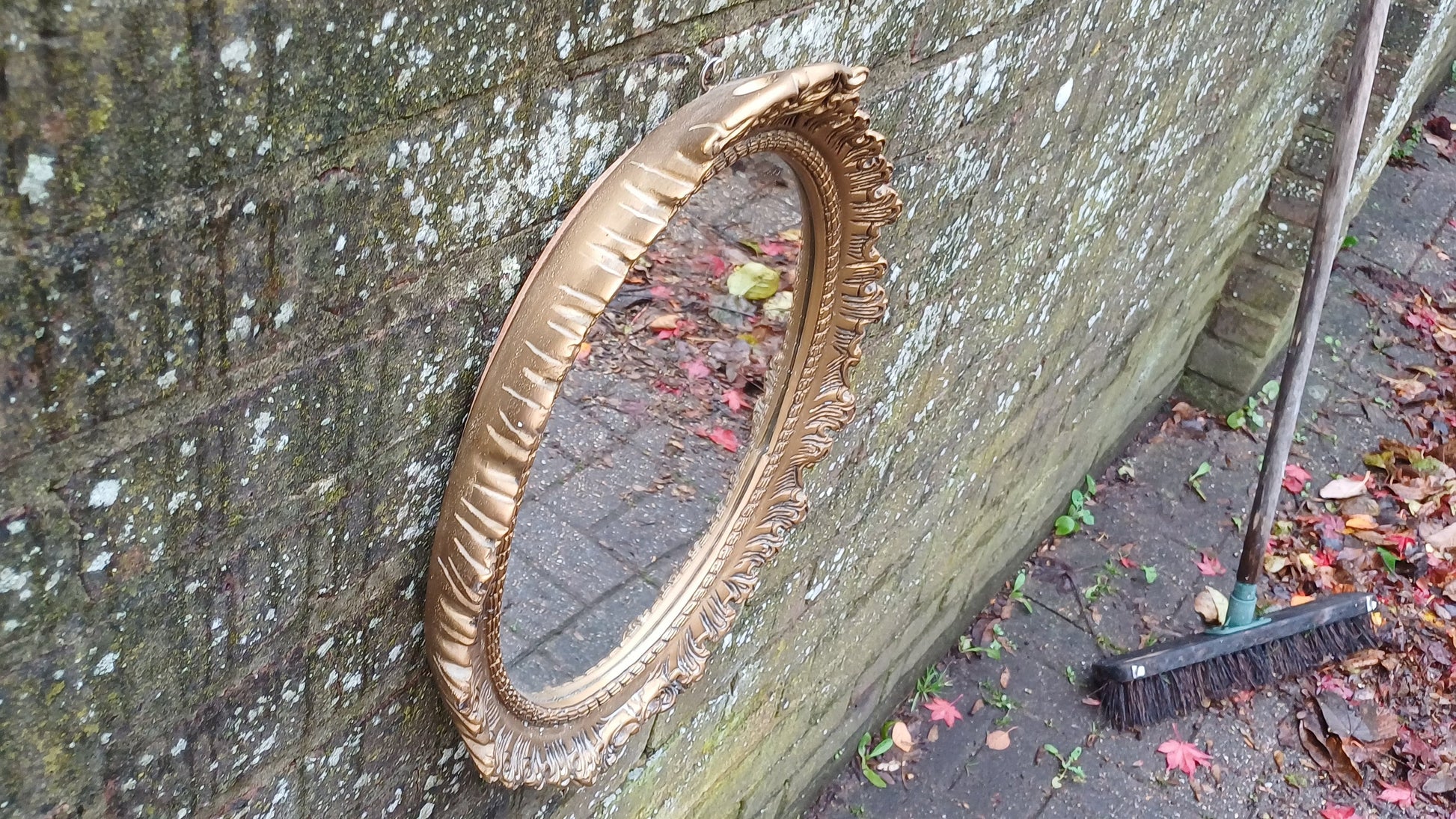 Vintage 60’s Ornate Oval Gold Gilt Decorative Mirror.