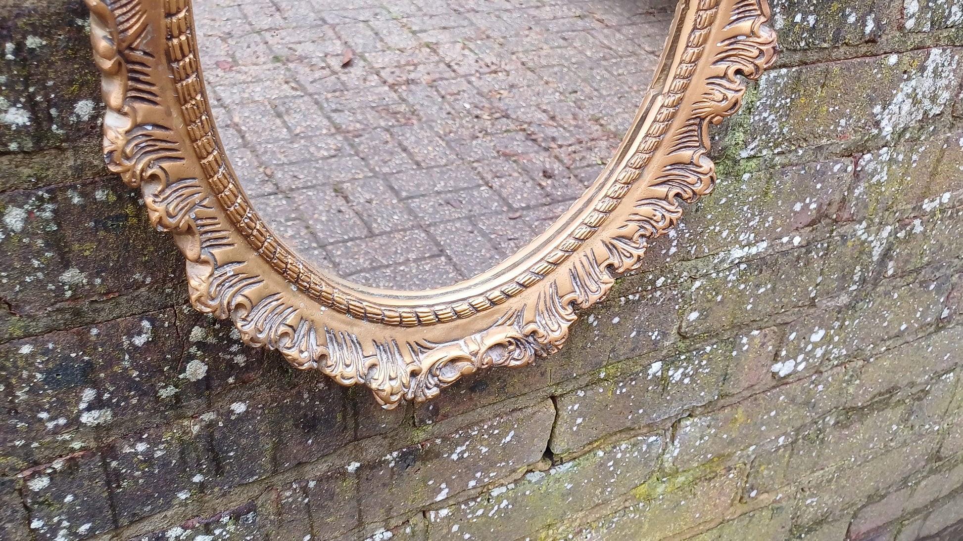 Vintage 60’s Ornate Oval Gold Gilt Decorative Mirror.