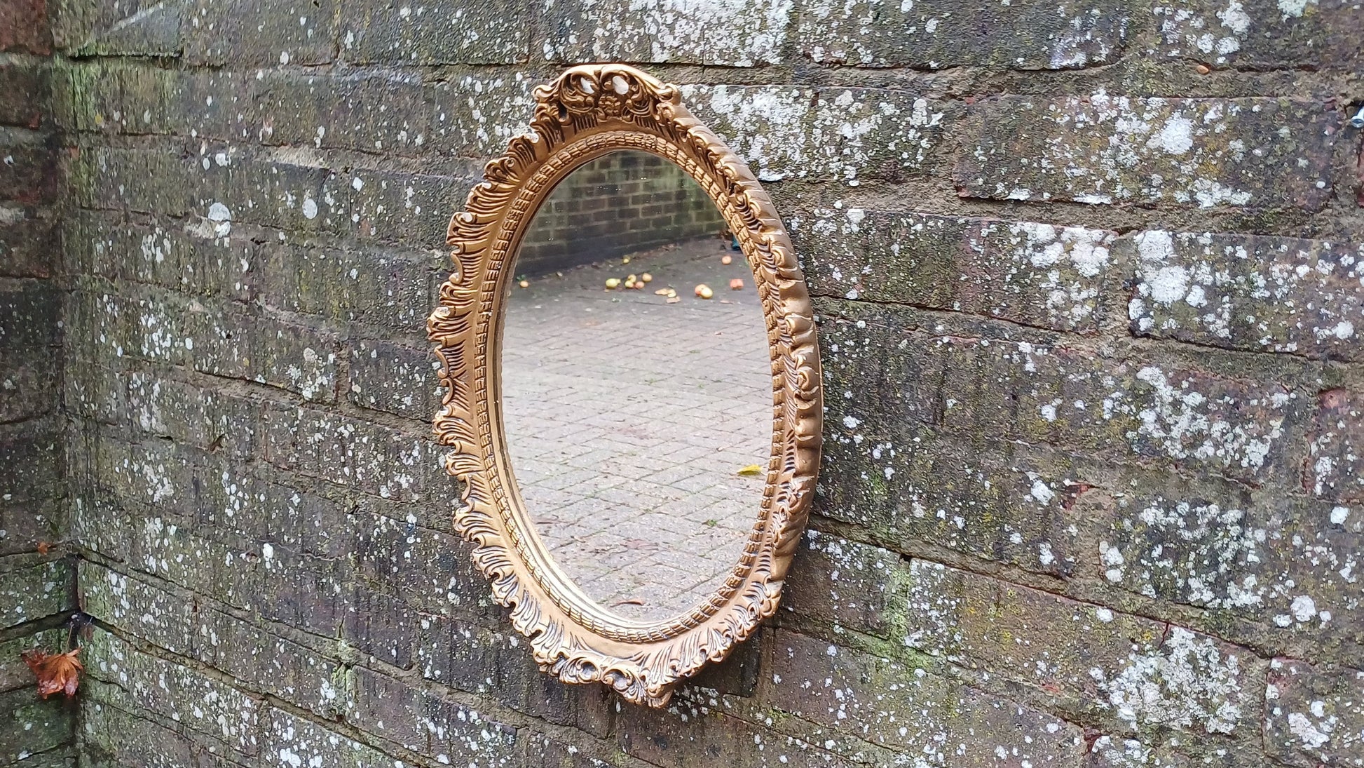 Vintage 60’s Ornate Oval Gold Gilt Decorative Mirror.
