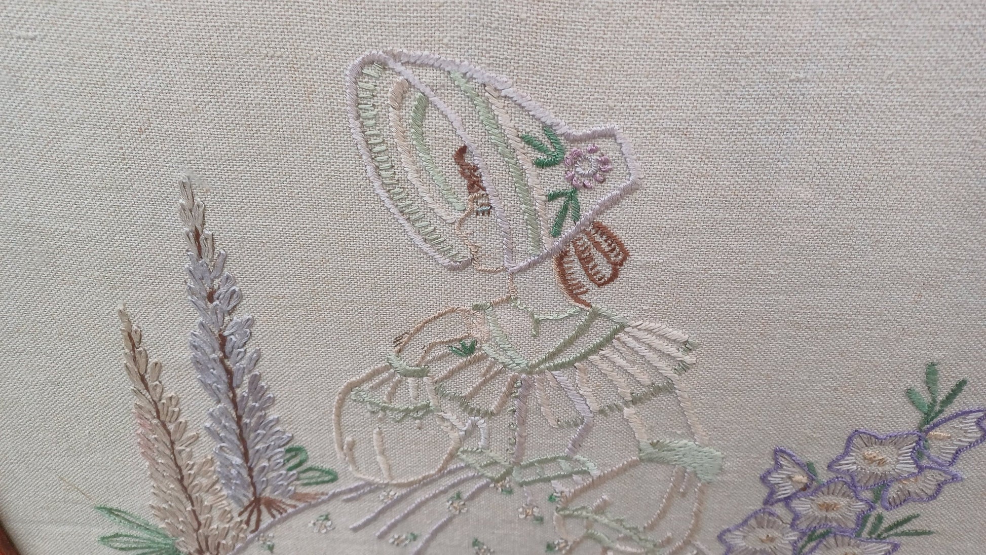 Beautiful Solid Oak Embroidered Fire Screen Crinoline Lady Embroidery.