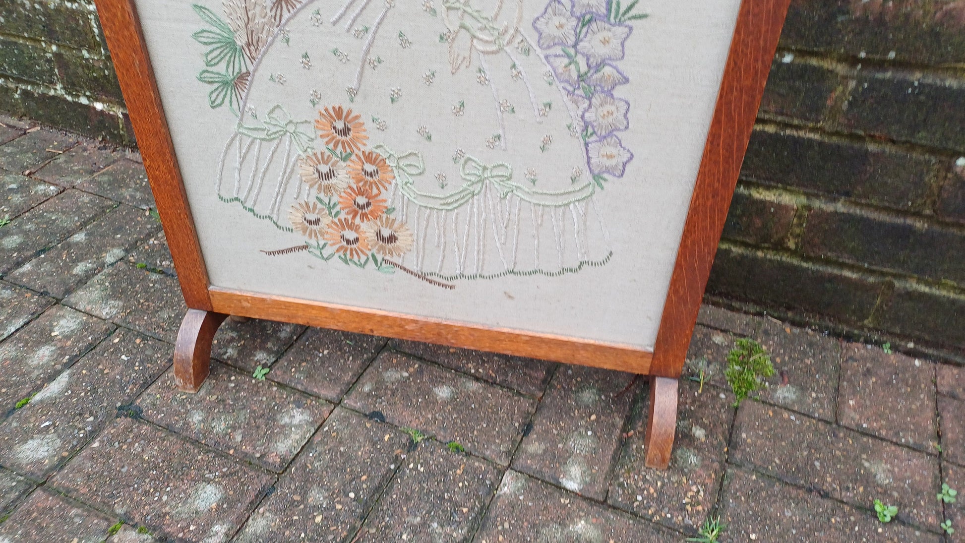 Beautiful Solid Oak Embroidered Fire Screen Crinoline Lady Embroidery.
