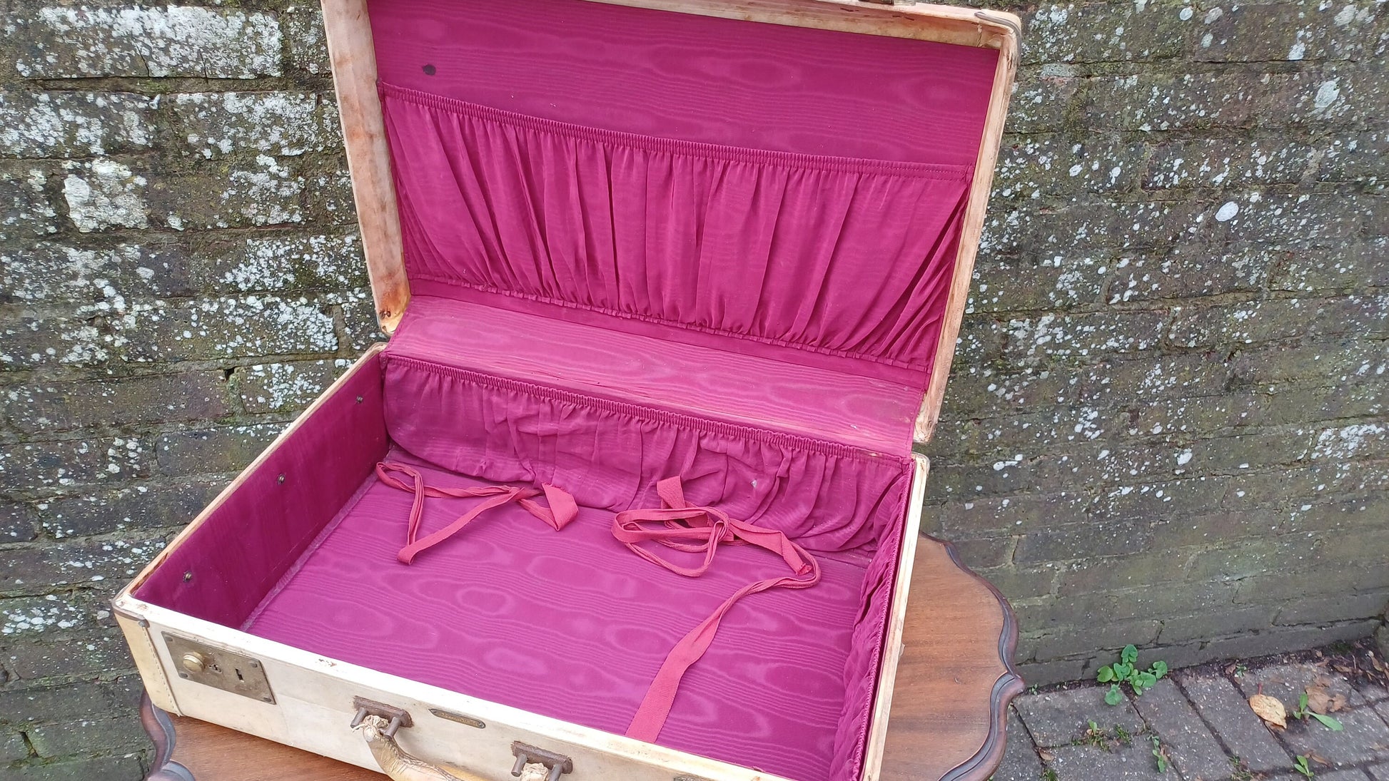 Superb Top Quality Gleneaton Suitcase Brass Fixings Storage Box.