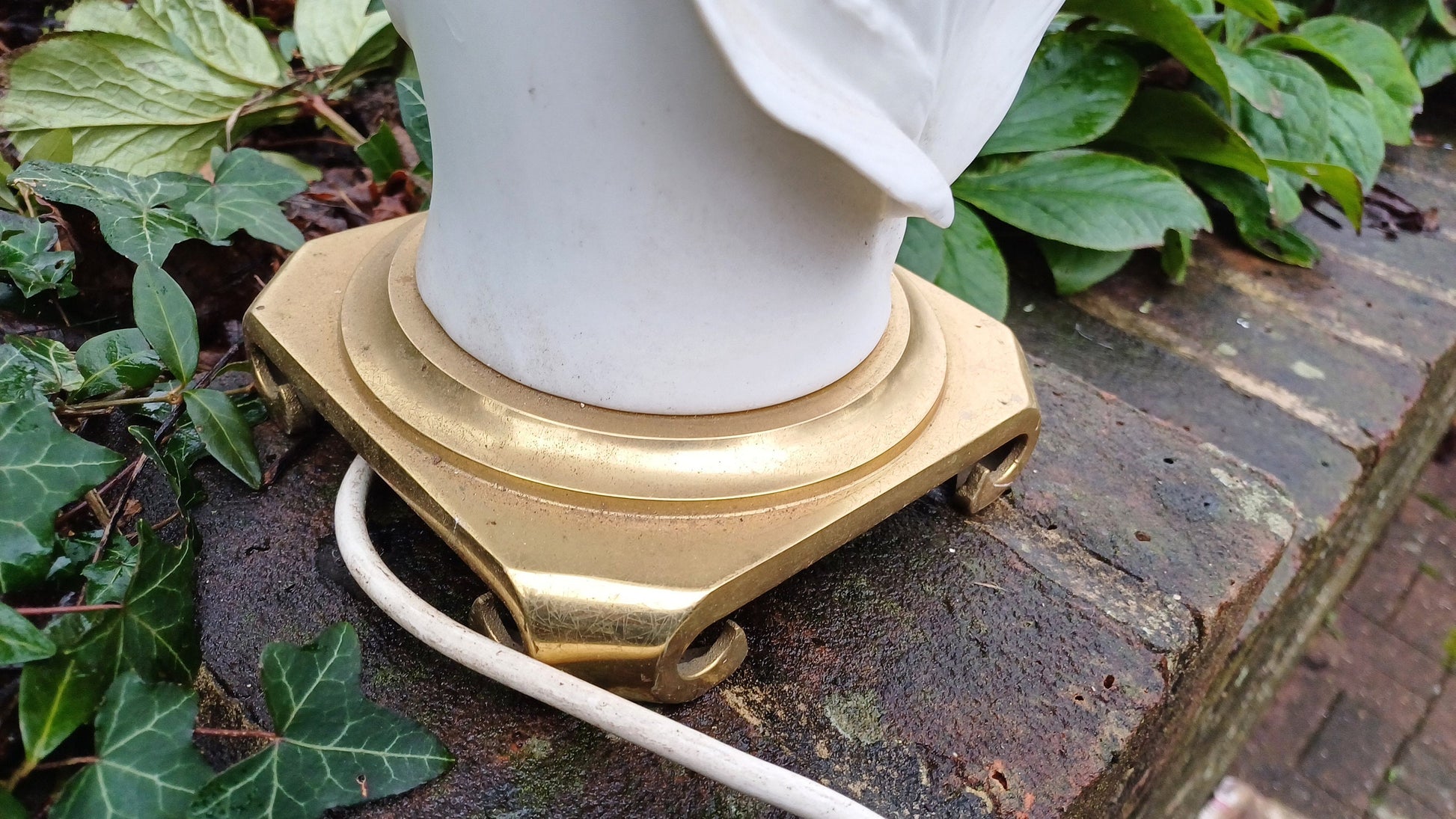 Elegant Vintage Ceramic Lamp with Shade and Moulded Flower Motif Base on Brass Base. Quality Lamp. Working Condition.