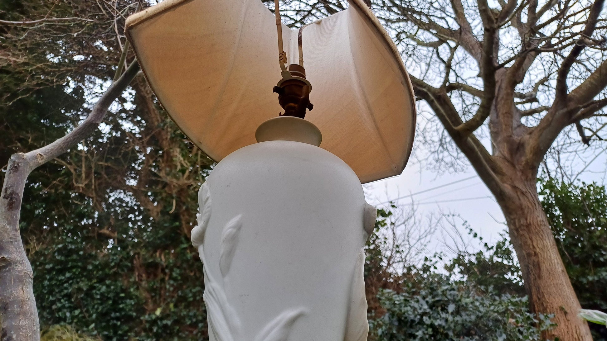 Elegant Vintage Ceramic Lamp with Shade and Moulded Flower Motif Base on Brass Base. Quality Lamp. Working Condition.