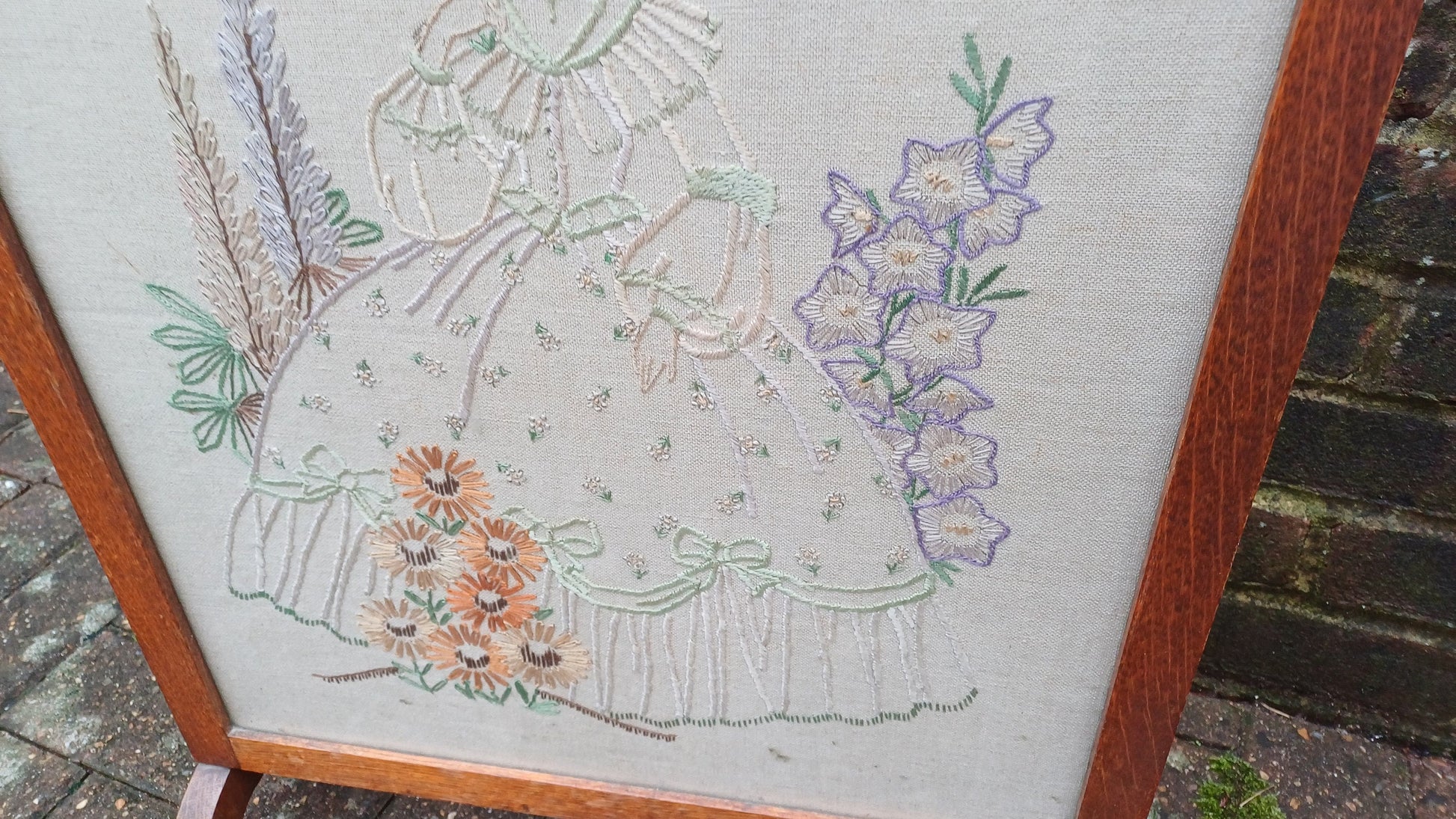 Beautiful Solid Oak Embroidered Fire Screen Crinoline Lady Embroidery.