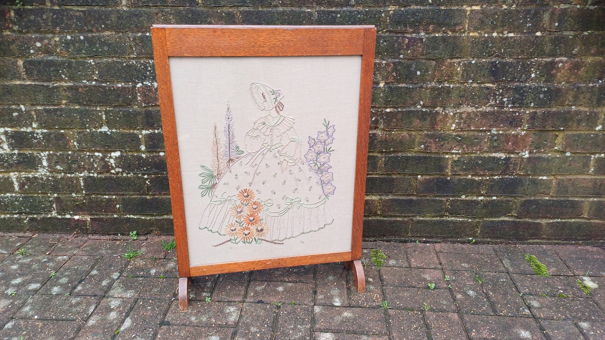 Beautiful Solid Oak Embroidered Fire Screen Crinoline Lady Embroidery.