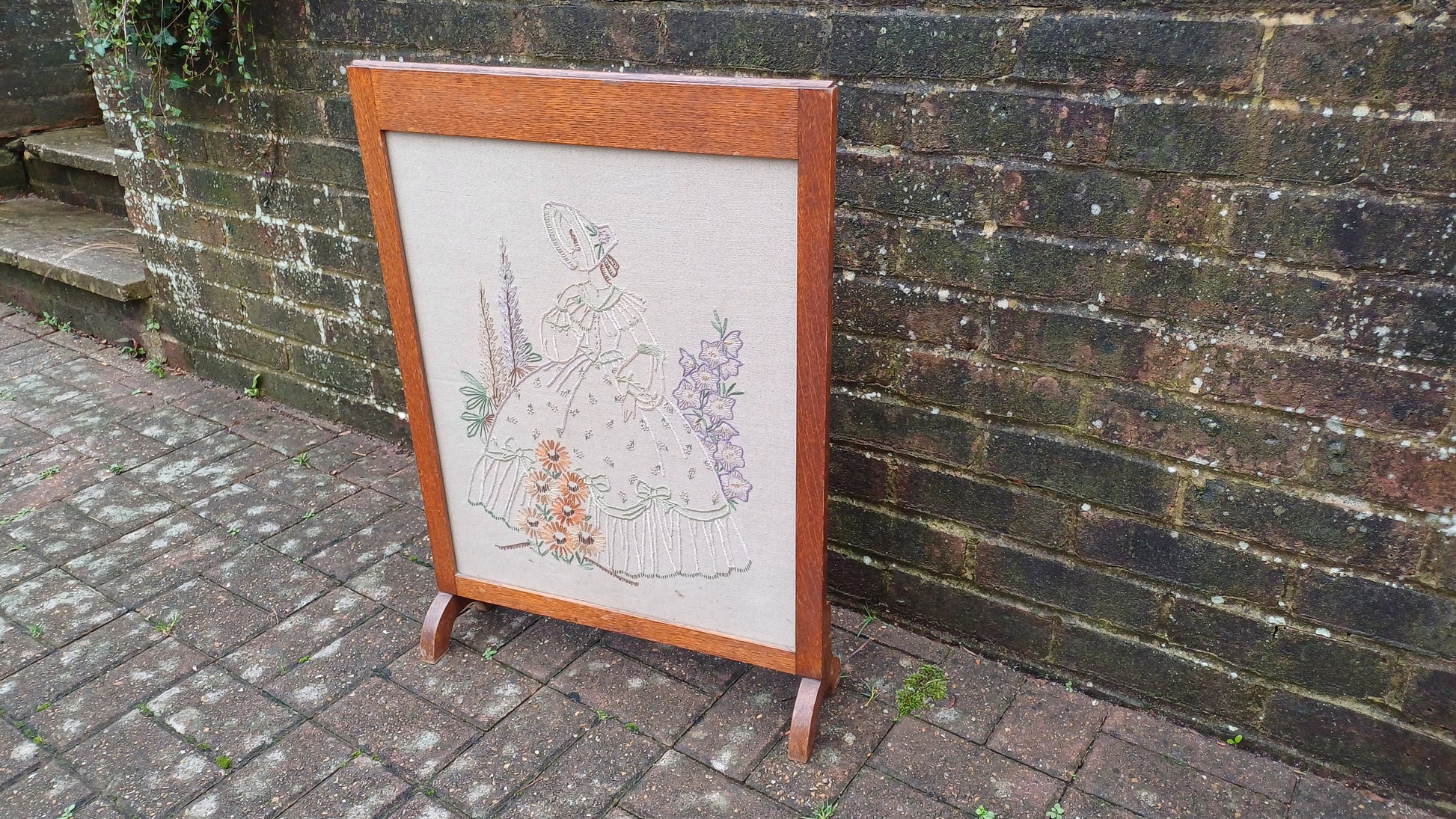 Beautiful Solid Oak Embroidered Fire Screen Crinoline Lady Embroidery.