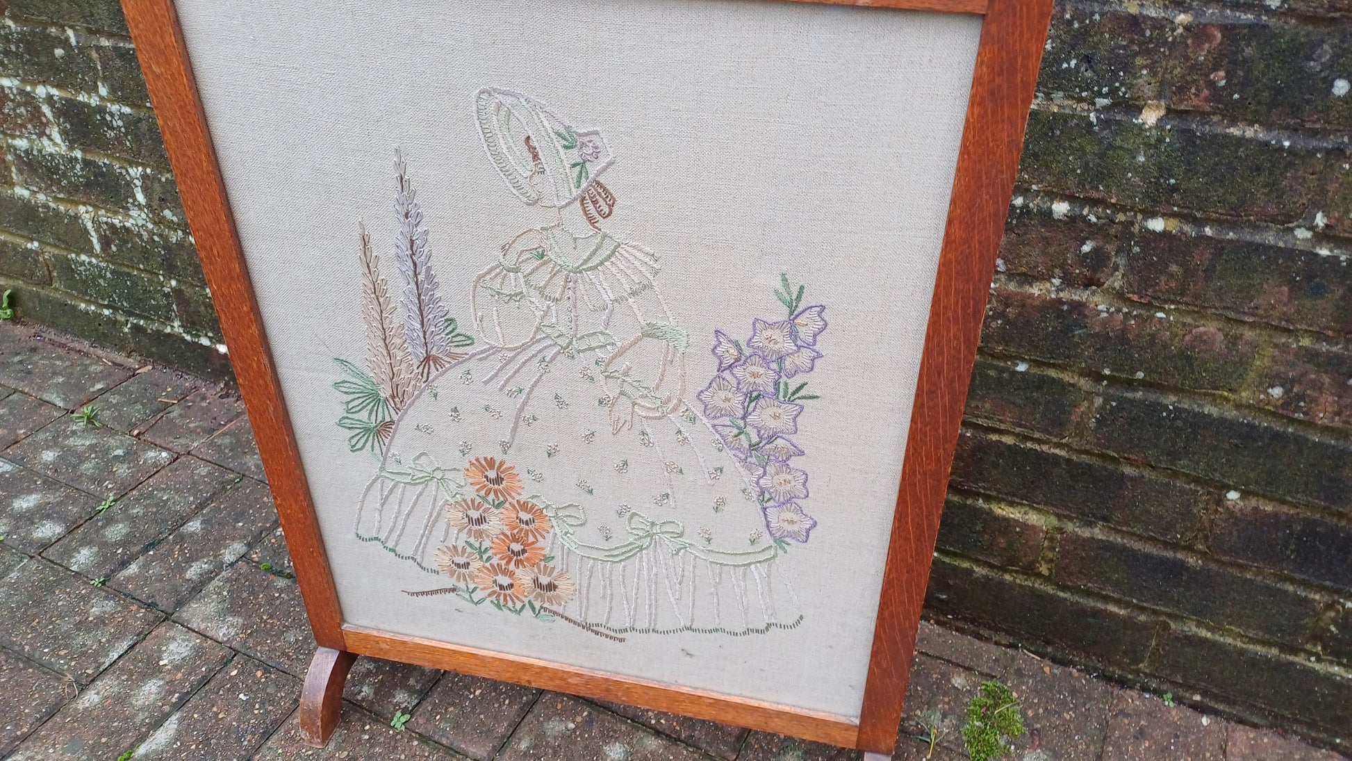 Beautiful Solid Oak Embroidered Fire Screen Crinoline Lady Embroidery.