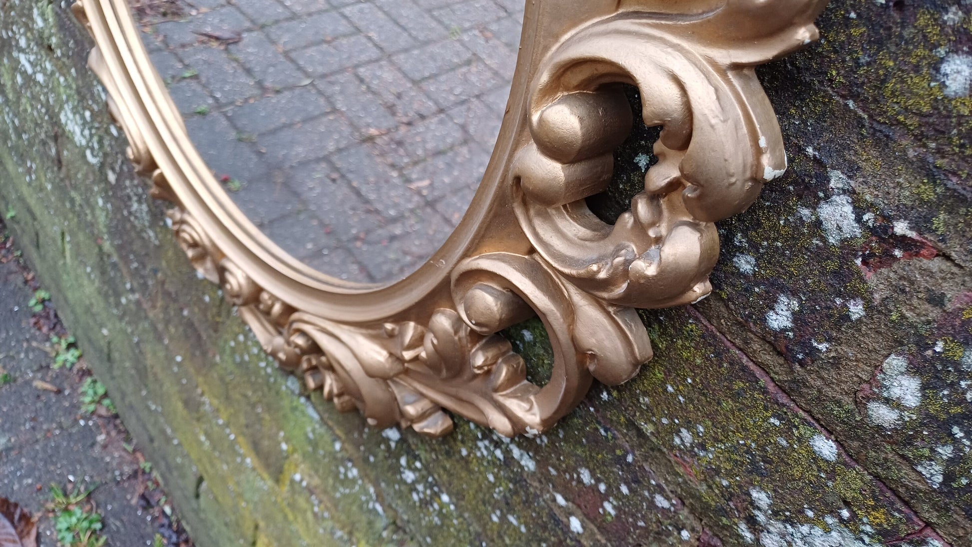 Large Classic 1970s Ornate Gold Gilt Round Mirror.