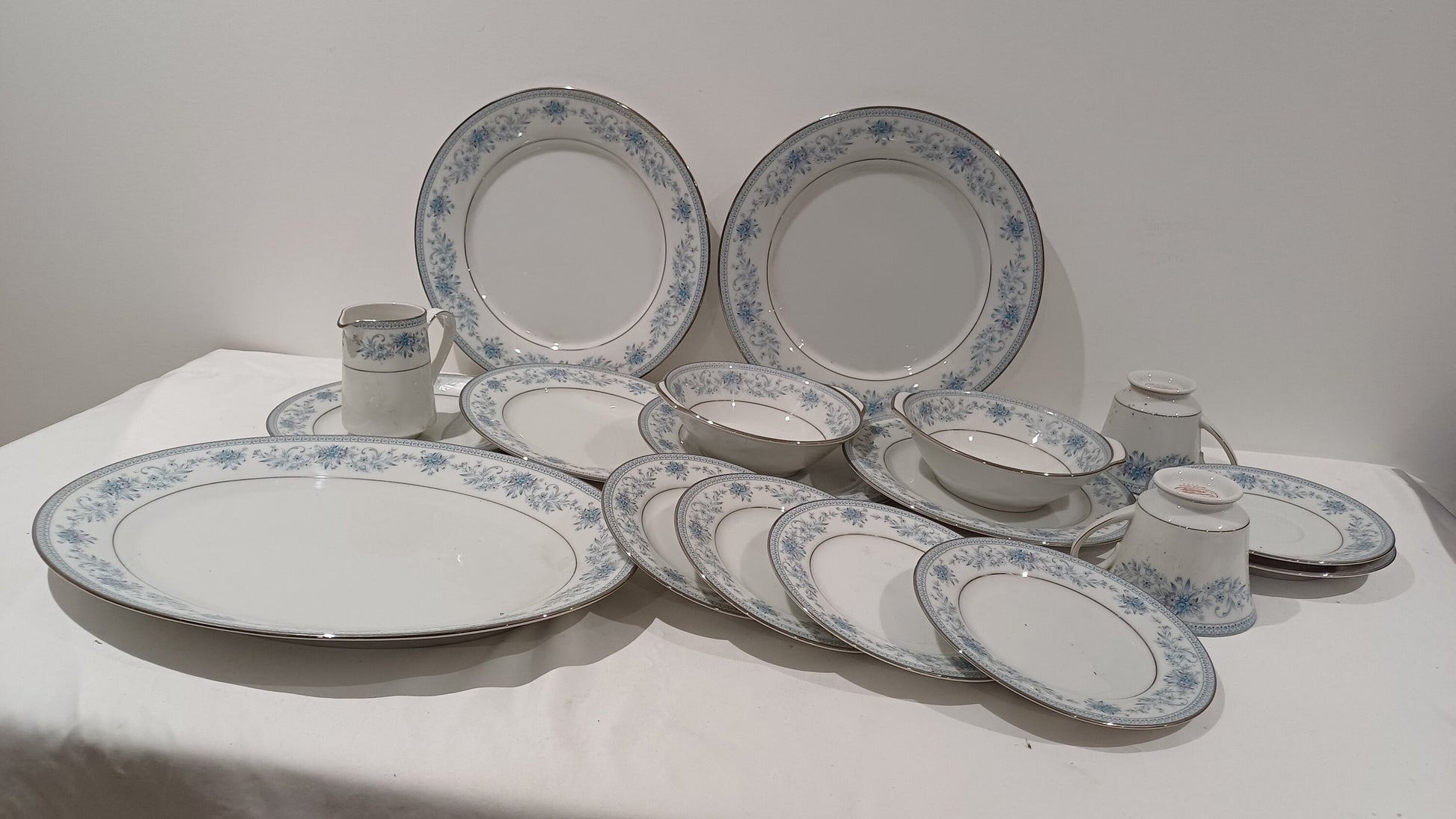 Noritaki Blue Hill - Part Dinner Service - 19 pieces incl meat plate - excellent condition