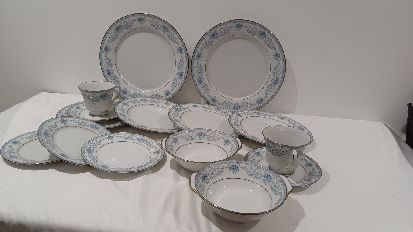 Noritake Blue Hill Part Dinner Service 20 pieces - excellent condition