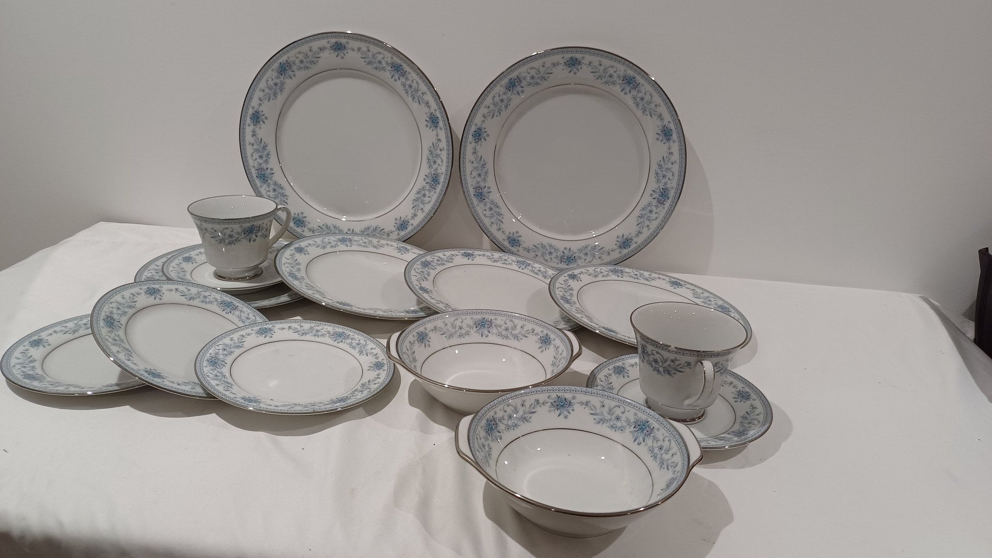 Noritake Blue Hill Part Dinner Service 20 pieces - excellent condition