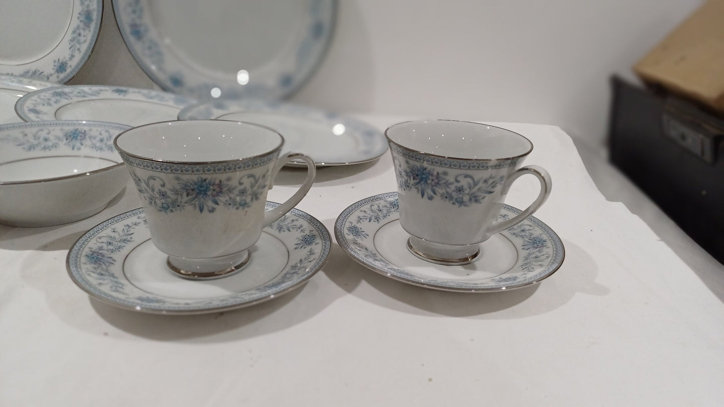 Noritake Blue Hill Part Dinner Service 20 pieces - excellent condition