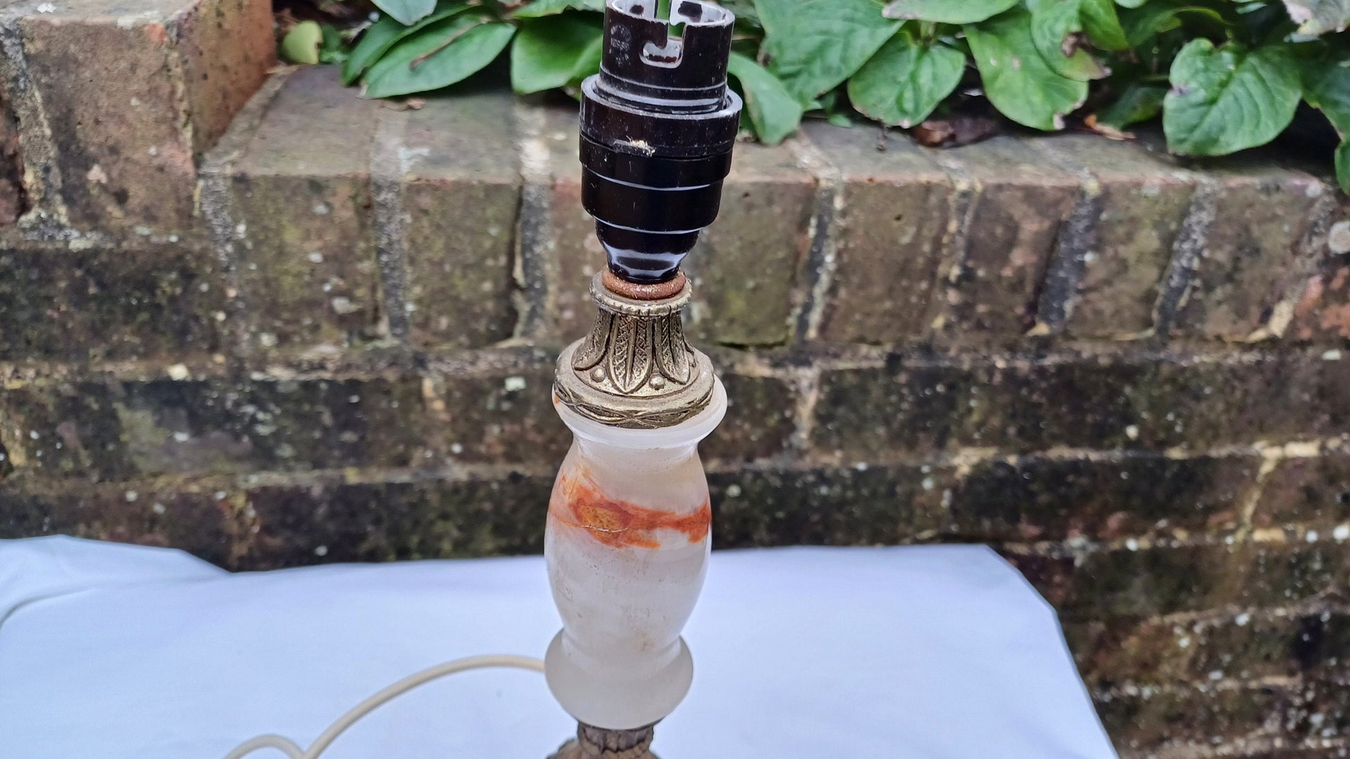 Very attractive Vintage Brass and Onyx Retro Lamp - traditional style but retro - good size 38cm tall and working condition
