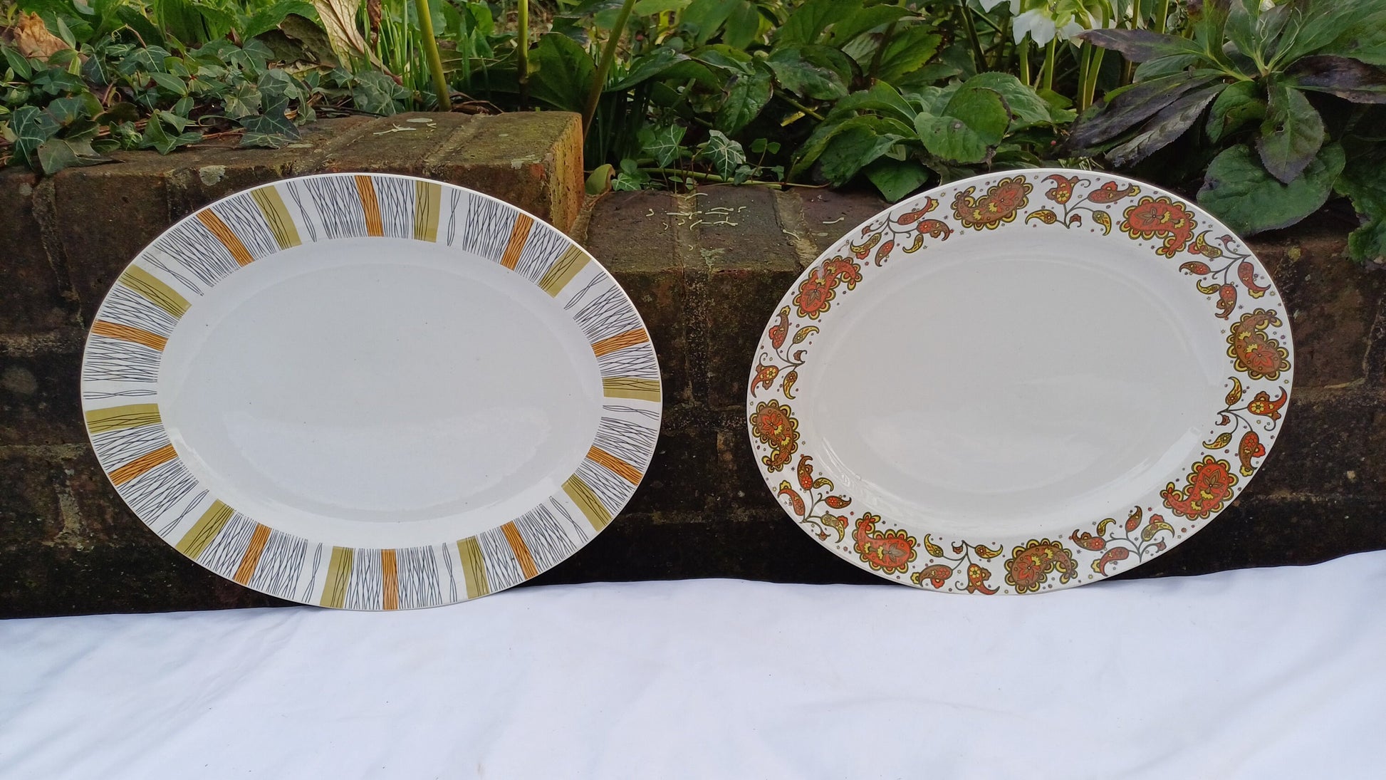Two Pair of Vintage Retro Midwinter Serving Plates Fish Meat or Pastries Mid 20th Century Excellent Condition Sienna and Baroque