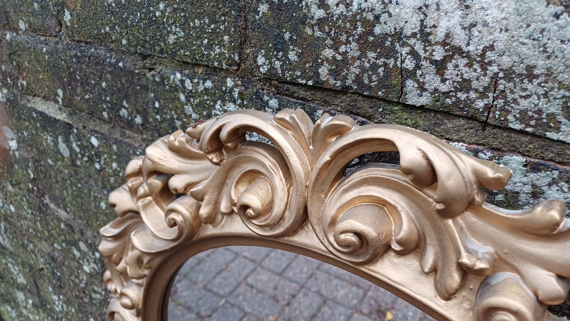 Large Classic 1970s Ornate Gold Gilt Round Mirror.