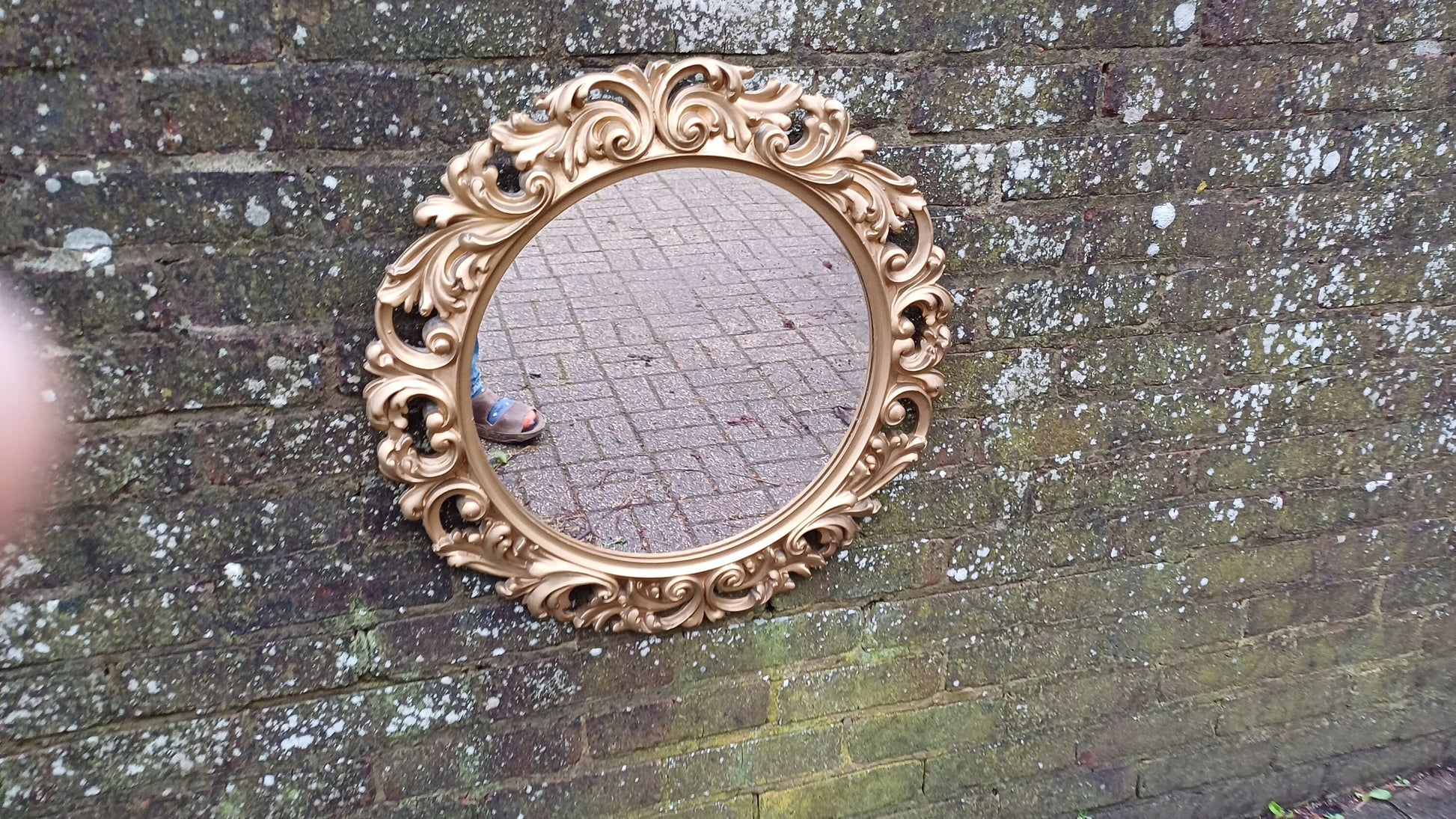 Large Classic 1970s Ornate Gold Gilt Round Mirror.