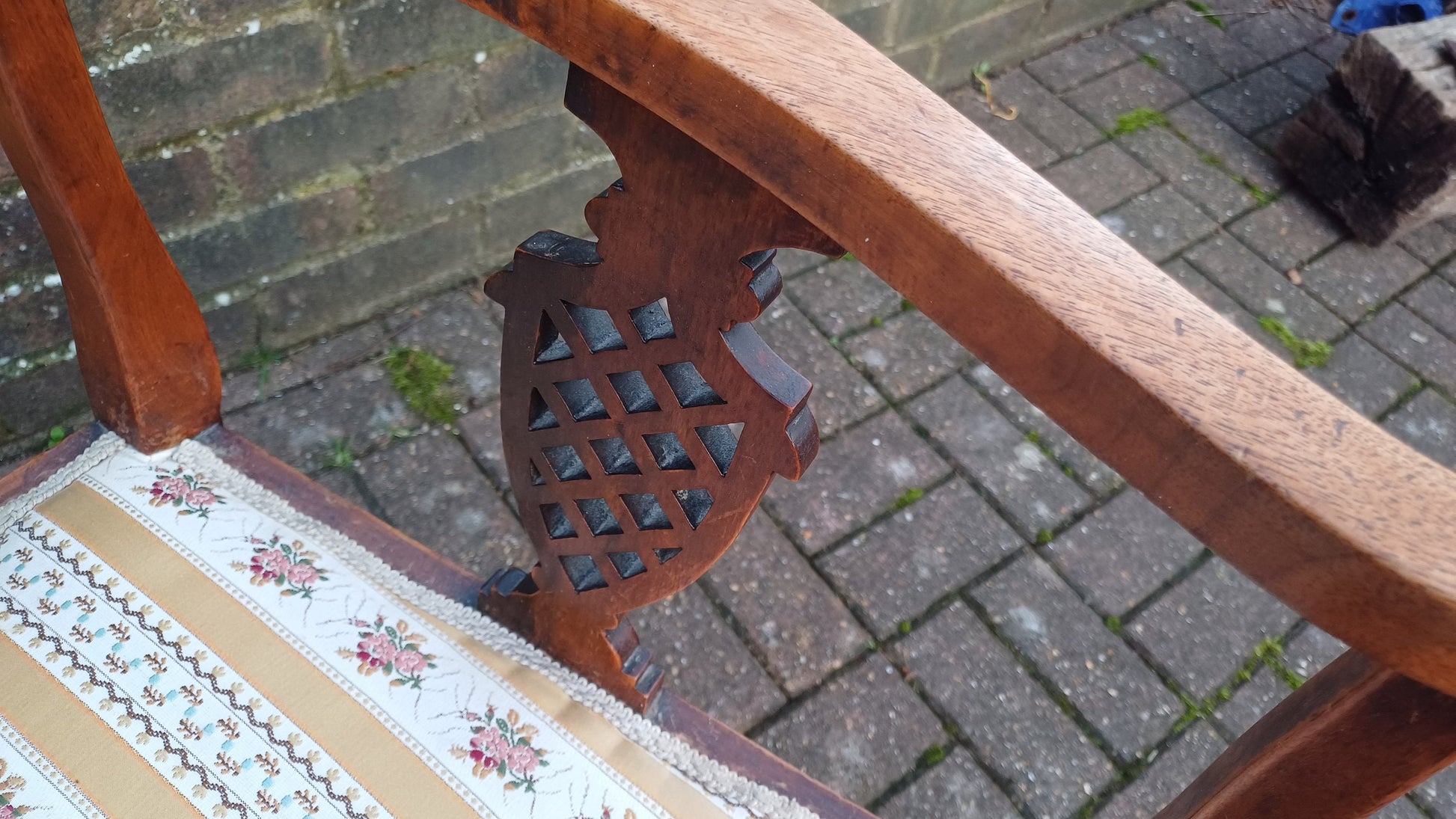 Vintage Ornate Mahogany Occasional Decorative Upholstered Chair.