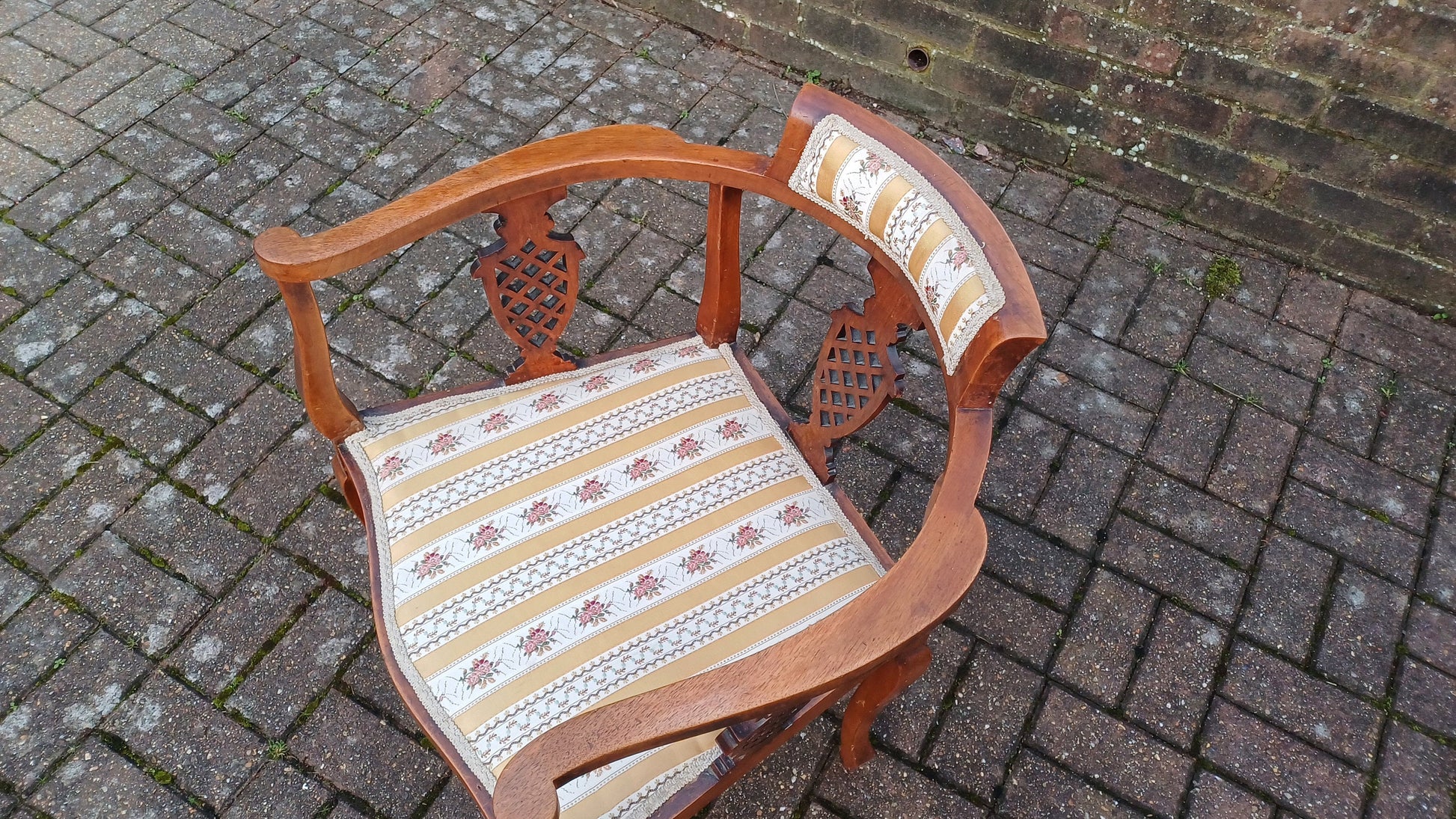 Vintage Ornate Mahogany Occasional Decorative Upholstered Chair.