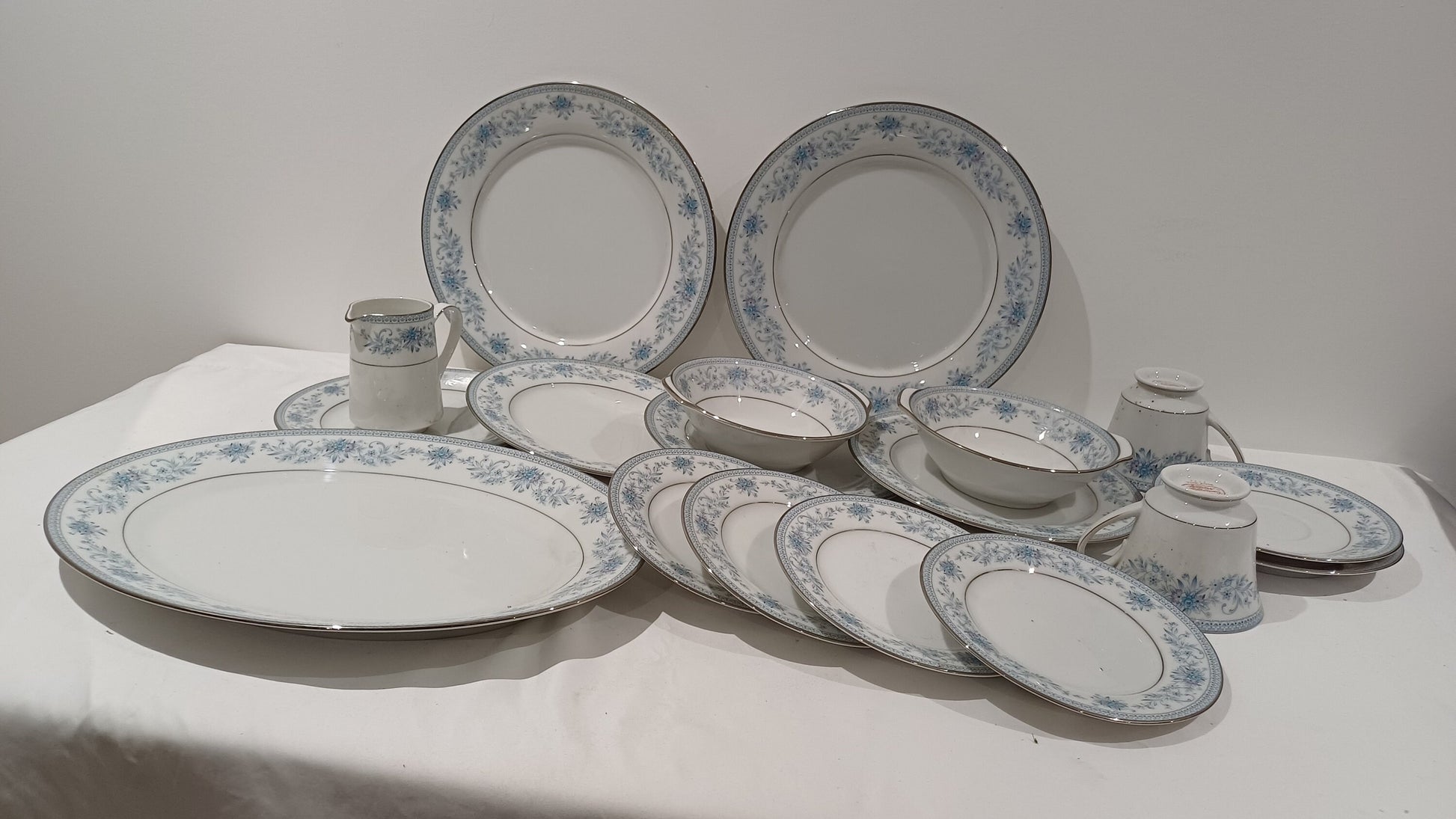 Noritaki Blue Hill - Part Dinner Service - 19 pieces incl meat plate - excellent condition