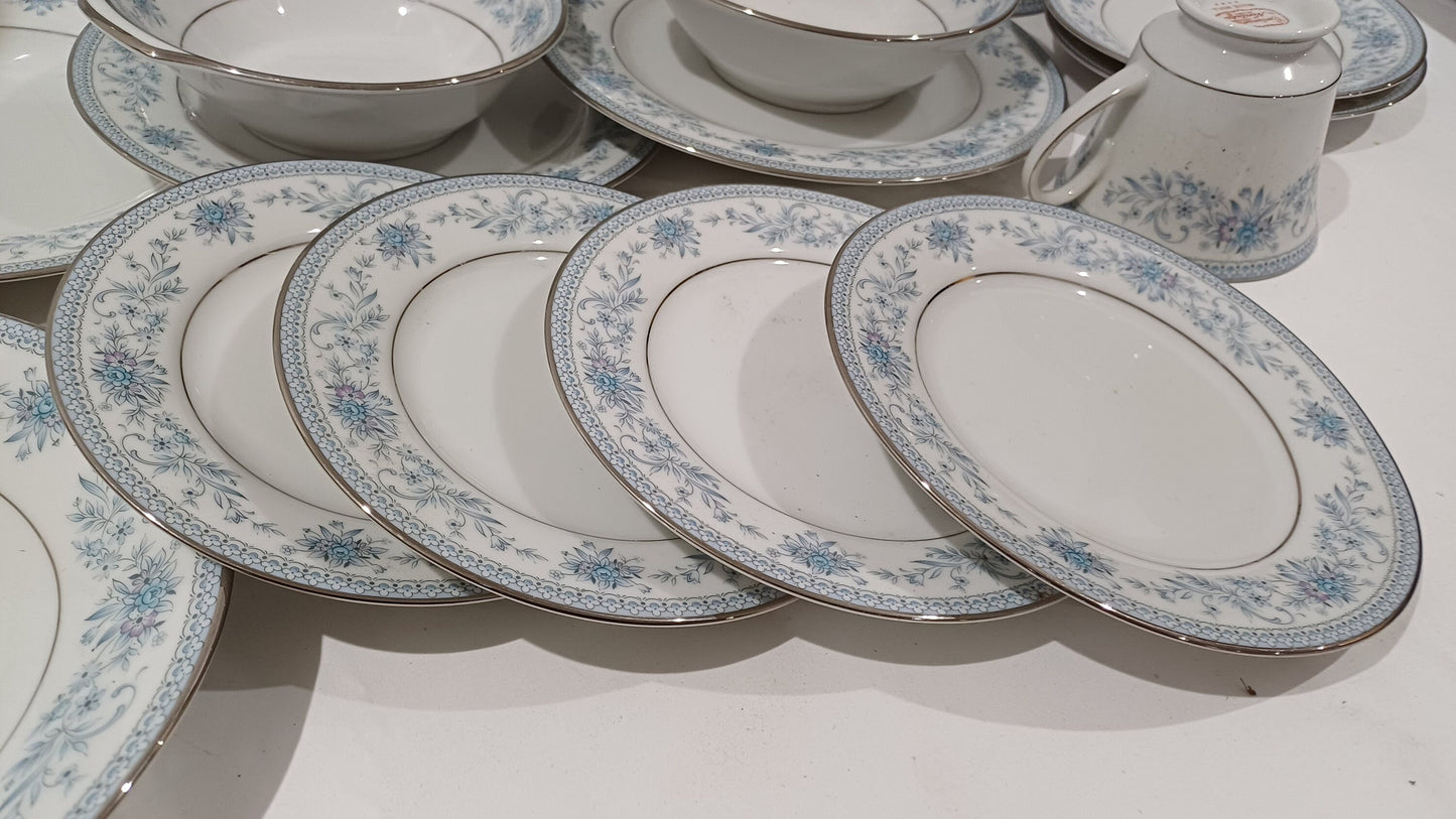 Noritaki Blue Hill - Part Dinner Service - 19 pieces incl meat plate - excellent condition