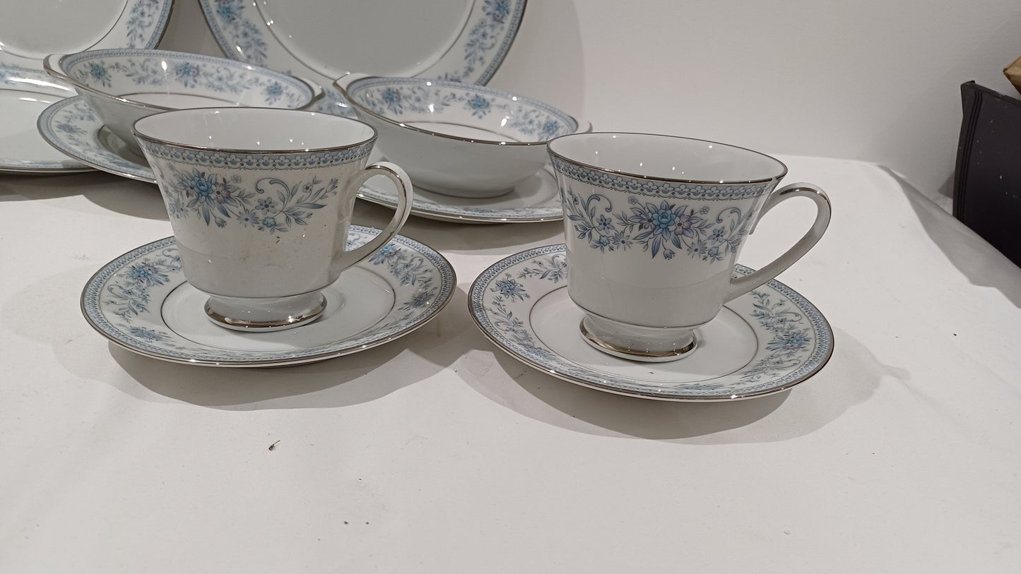 Noritaki Blue Hill - Part Dinner Service - 19 pieces incl meat plate - excellent condition