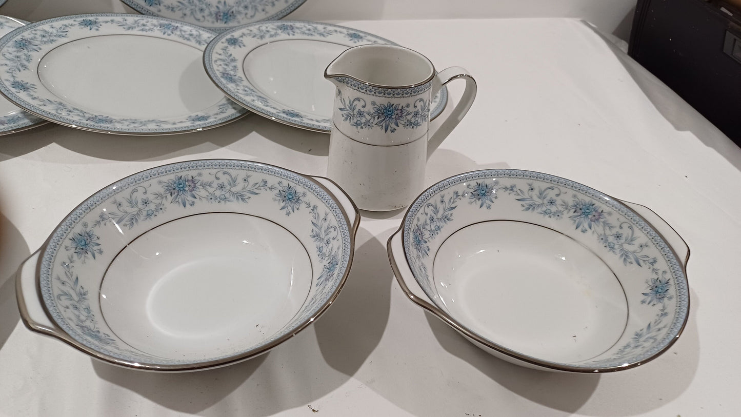 Noritaki Blue Hill - Part Dinner Service - 19 pieces incl meat plate - excellent condition