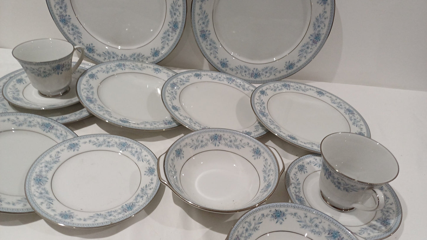 Noritake Blue Hill Part Dinner Service 20 pieces - excellent condition